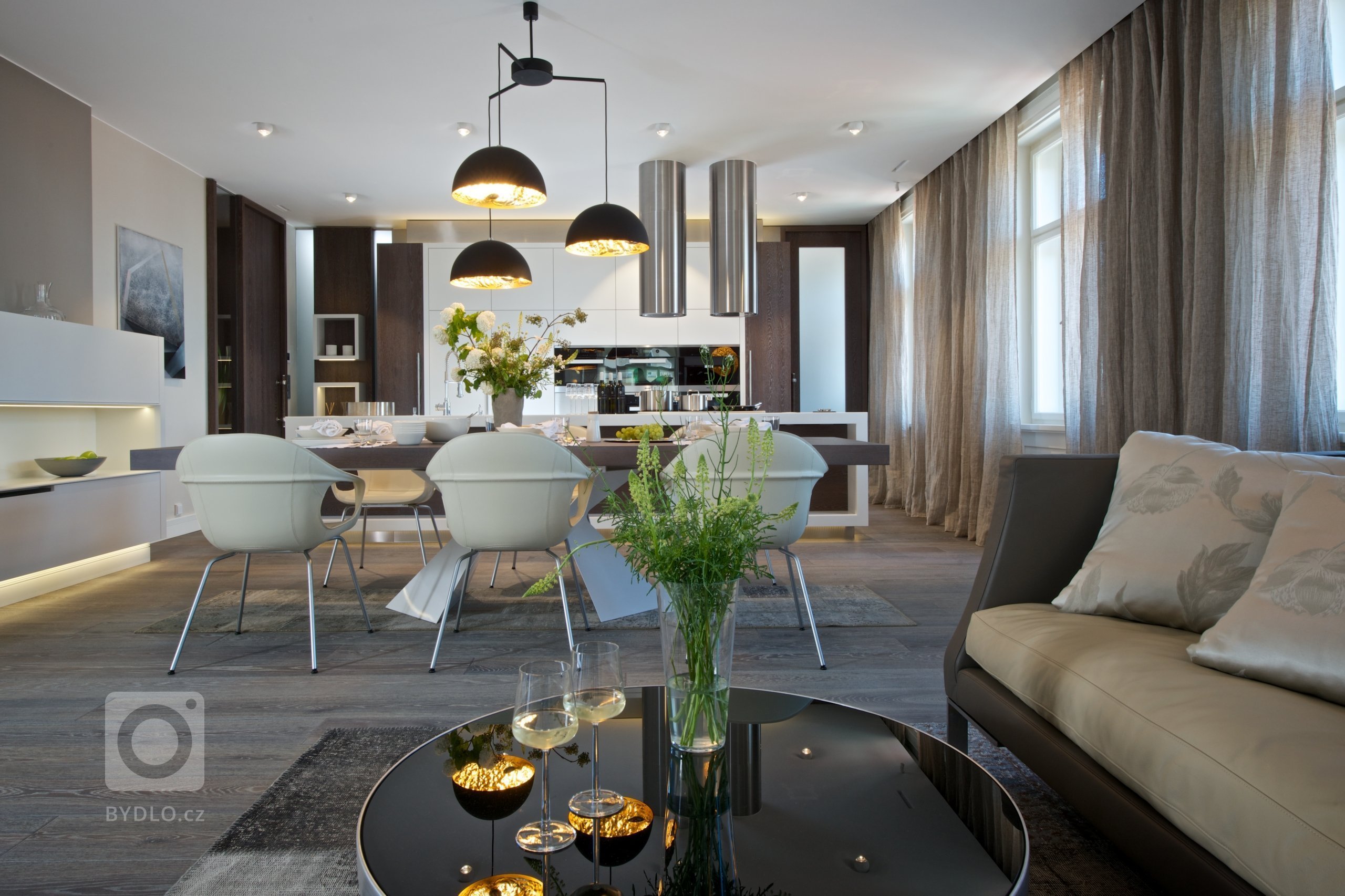 Za zdmi jednoho starého malostranského domu&nbsp;září nový byt zcela naplňující současné potřeby mladého manželského páru s dětmi a zároveň pokorně následující…