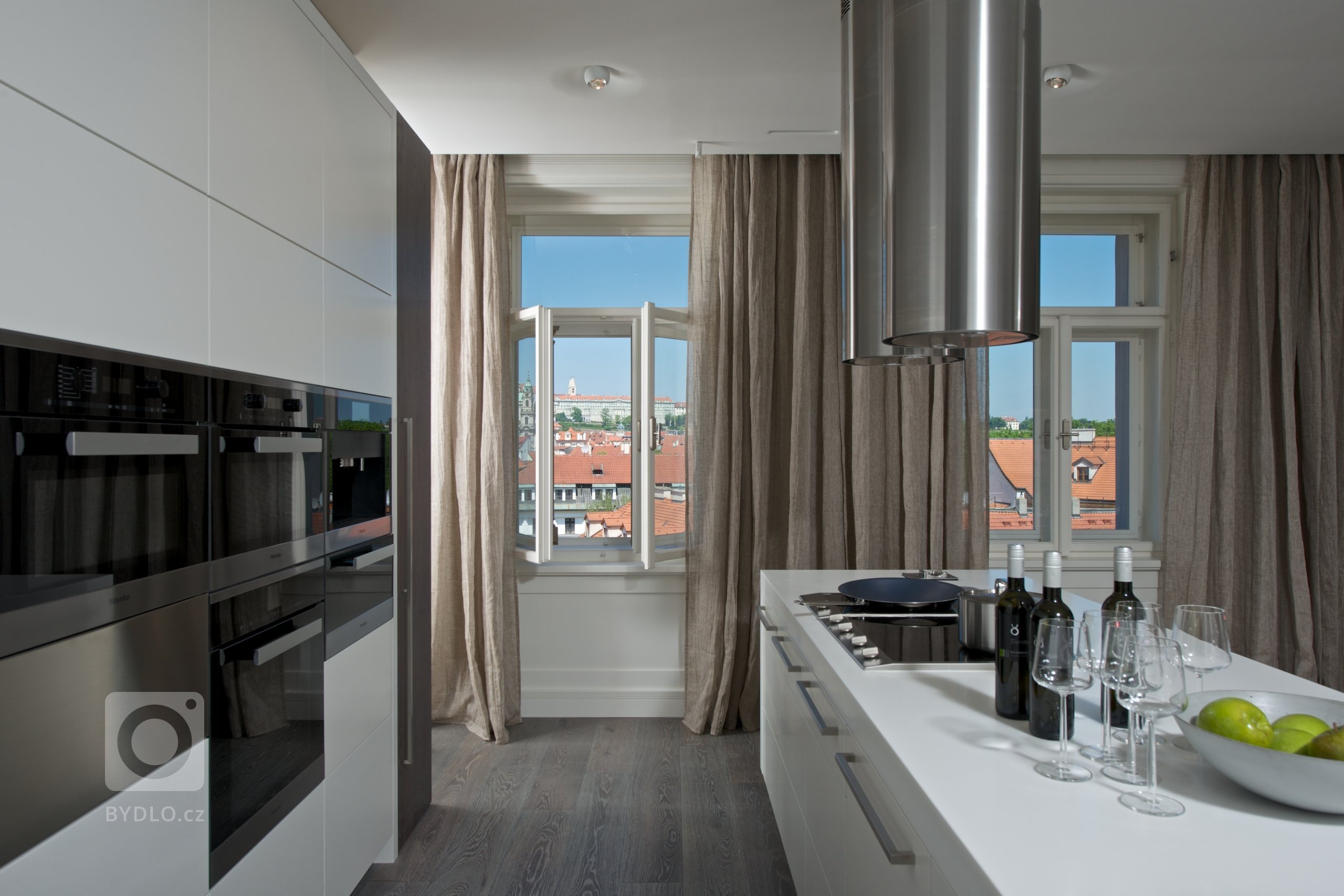 Za zdmi jednoho starého malostranského domu&nbsp;září nový byt zcela naplňující současné potřeby mladého manželského páru s dětmi a zároveň pokorně následující…