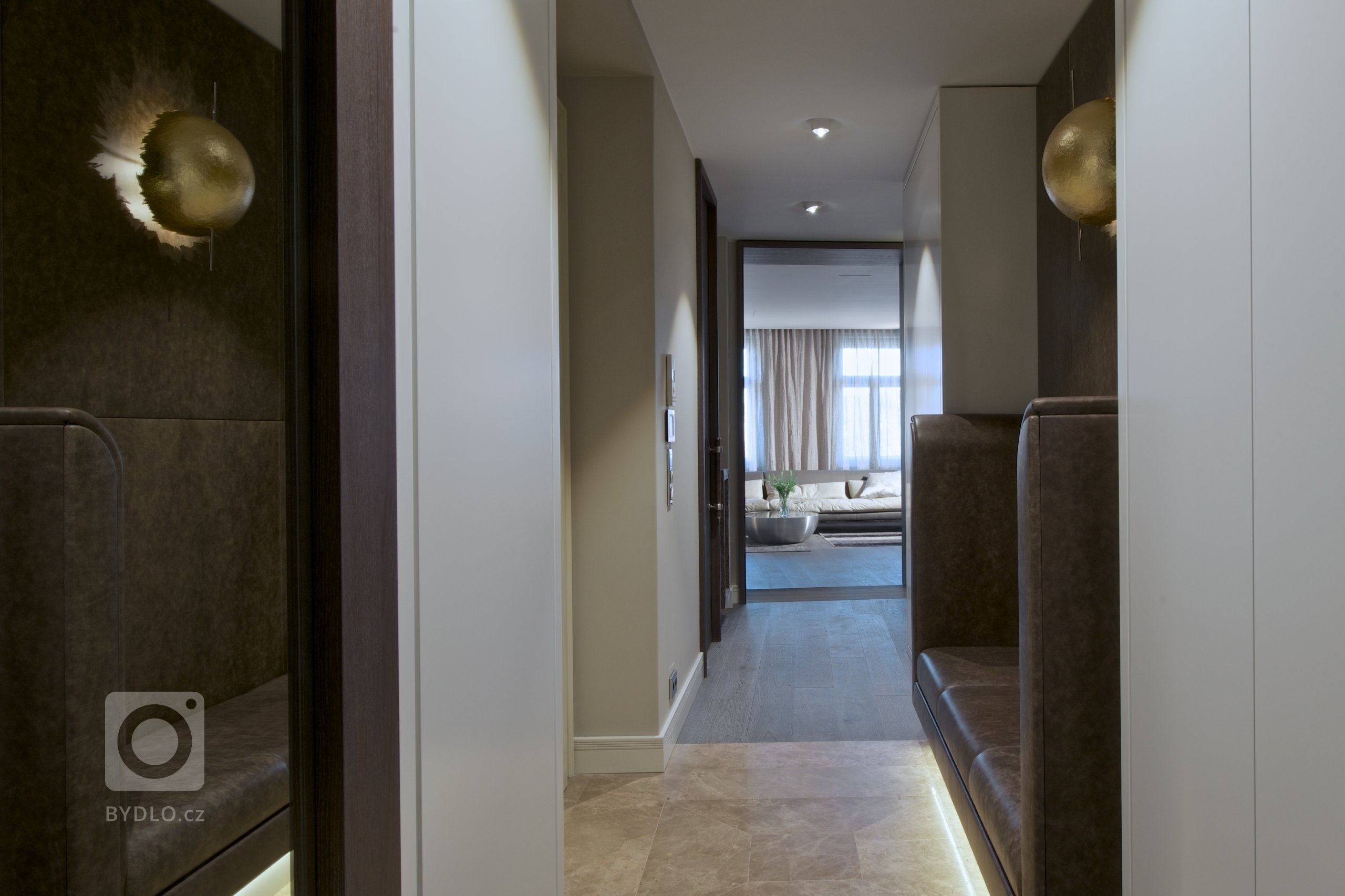 Za zdmi jednoho starého malostranského domu&nbsp;září nový byt zcela naplňující současné potřeby mladého manželského páru s dětmi a zároveň pokorně následující…