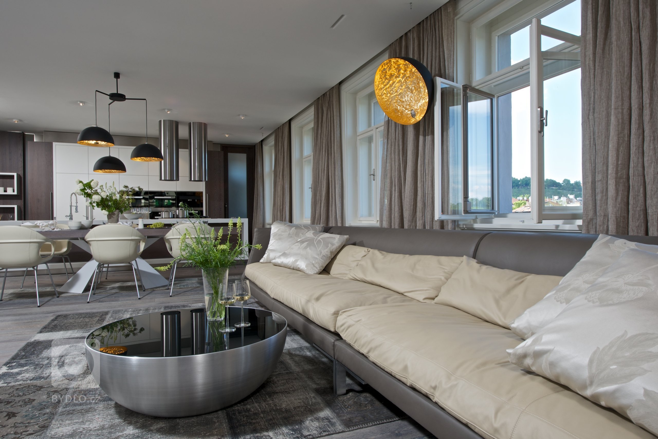 Za zdmi jednoho starého malostranského domu&nbsp;září nový byt zcela naplňující současné potřeby mladého manželského páru s dětmi a zároveň pokorně následující…