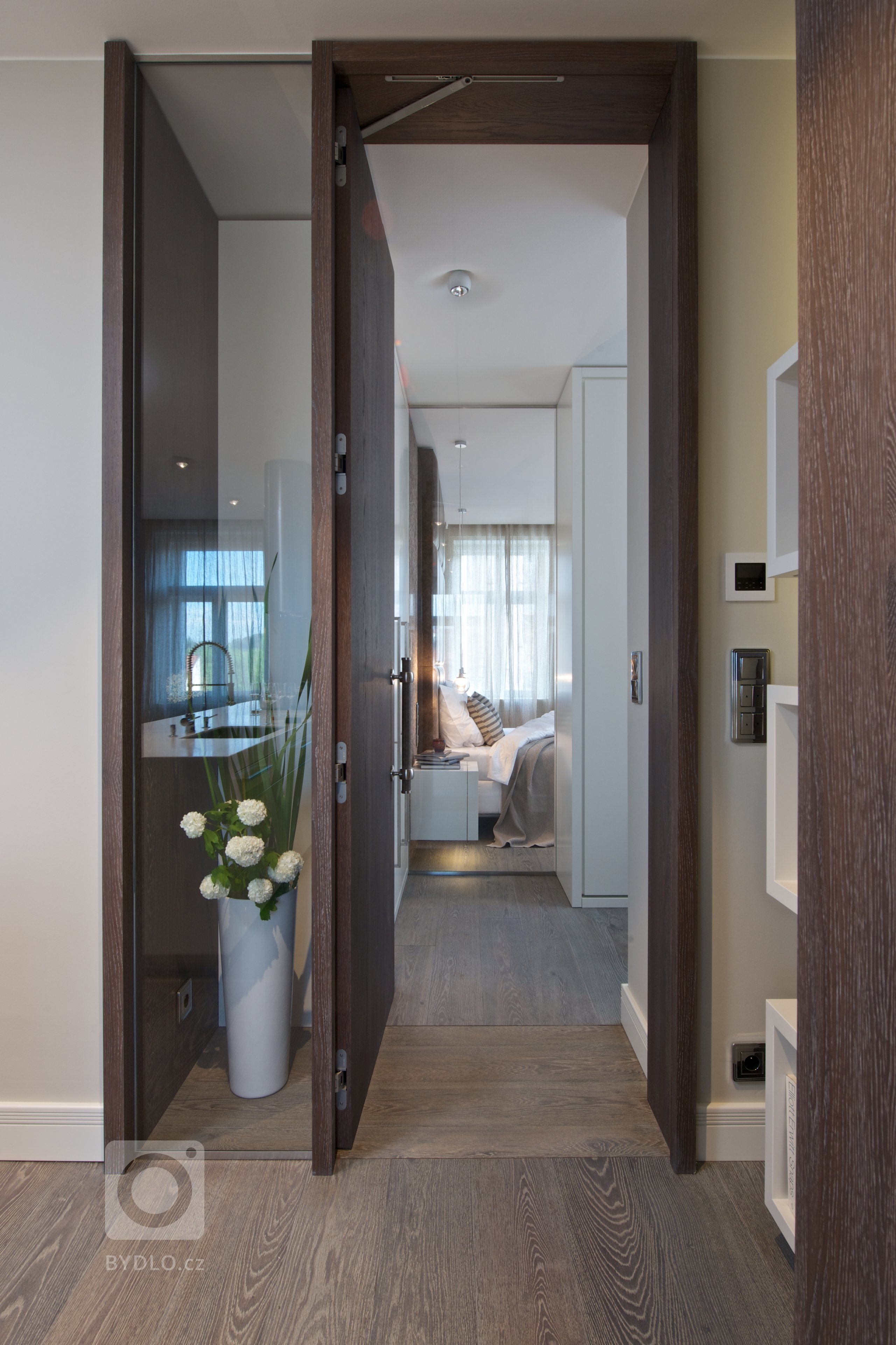 Za zdmi jednoho starého malostranského domu&nbsp;září nový byt zcela naplňující současné potřeby mladého manželského páru s dětmi a zároveň pokorně následující…