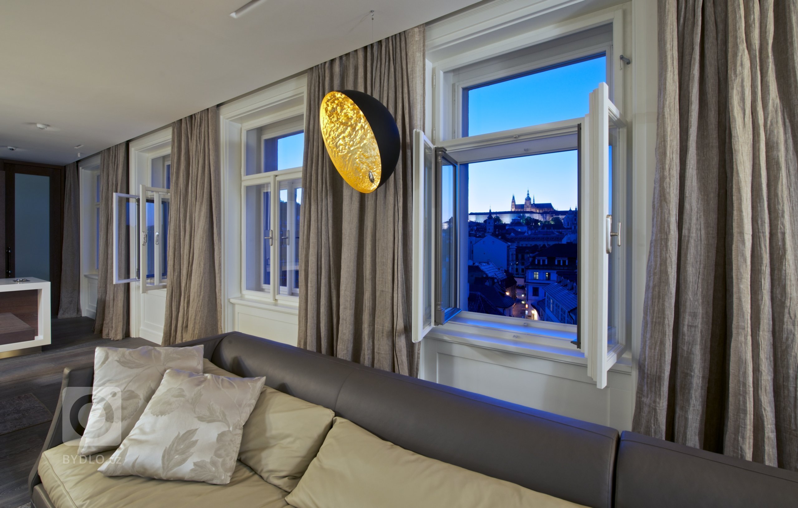 Za zdmi jednoho starého malostranského domu&nbsp;září nový byt zcela naplňující současné potřeby mladého manželského páru s dětmi a zároveň pokorně následující…