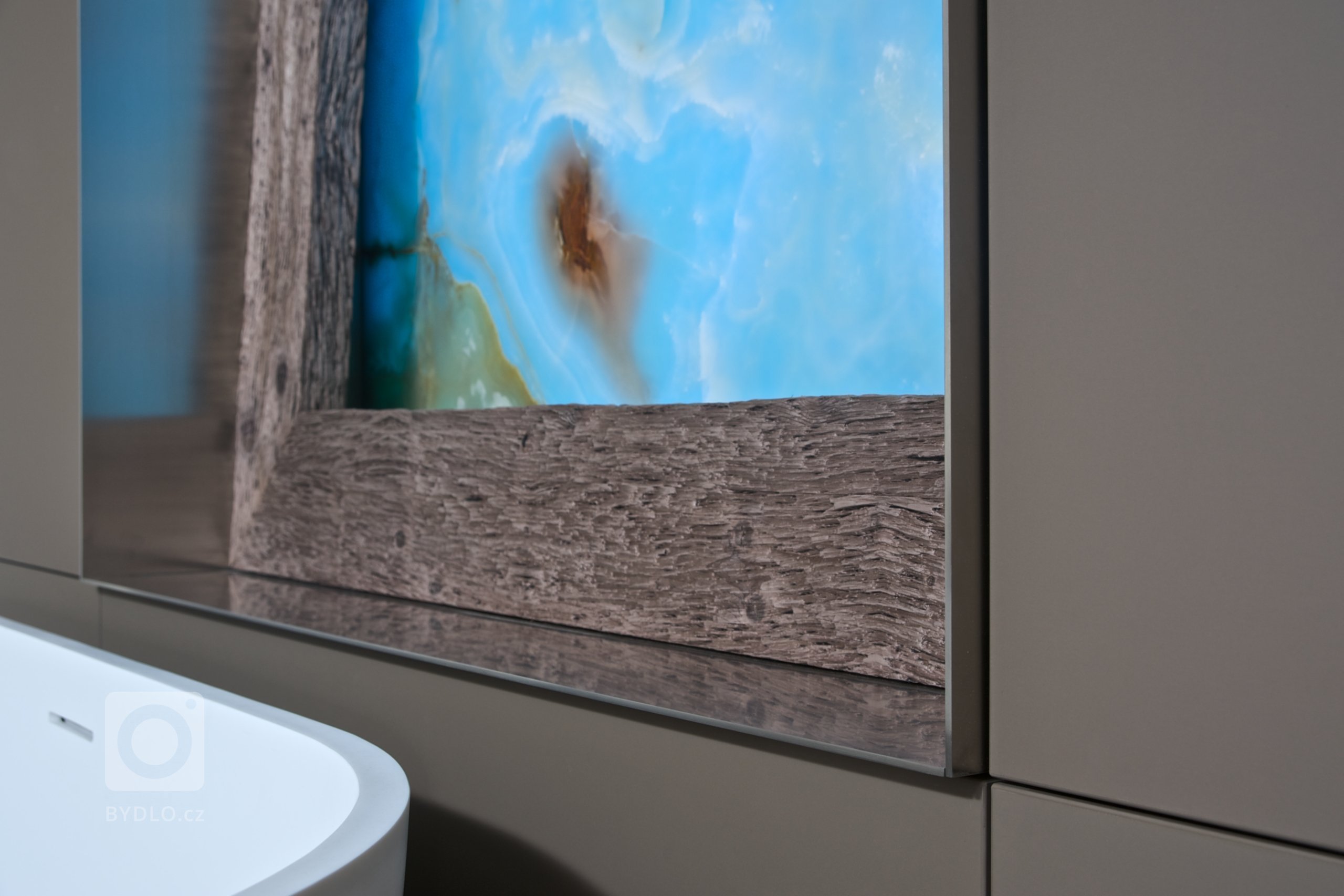 Za zdmi jednoho starého malostranského domu&nbsp;září nový byt zcela naplňující současné potřeby mladého manželského páru s dětmi a zároveň pokorně následující…