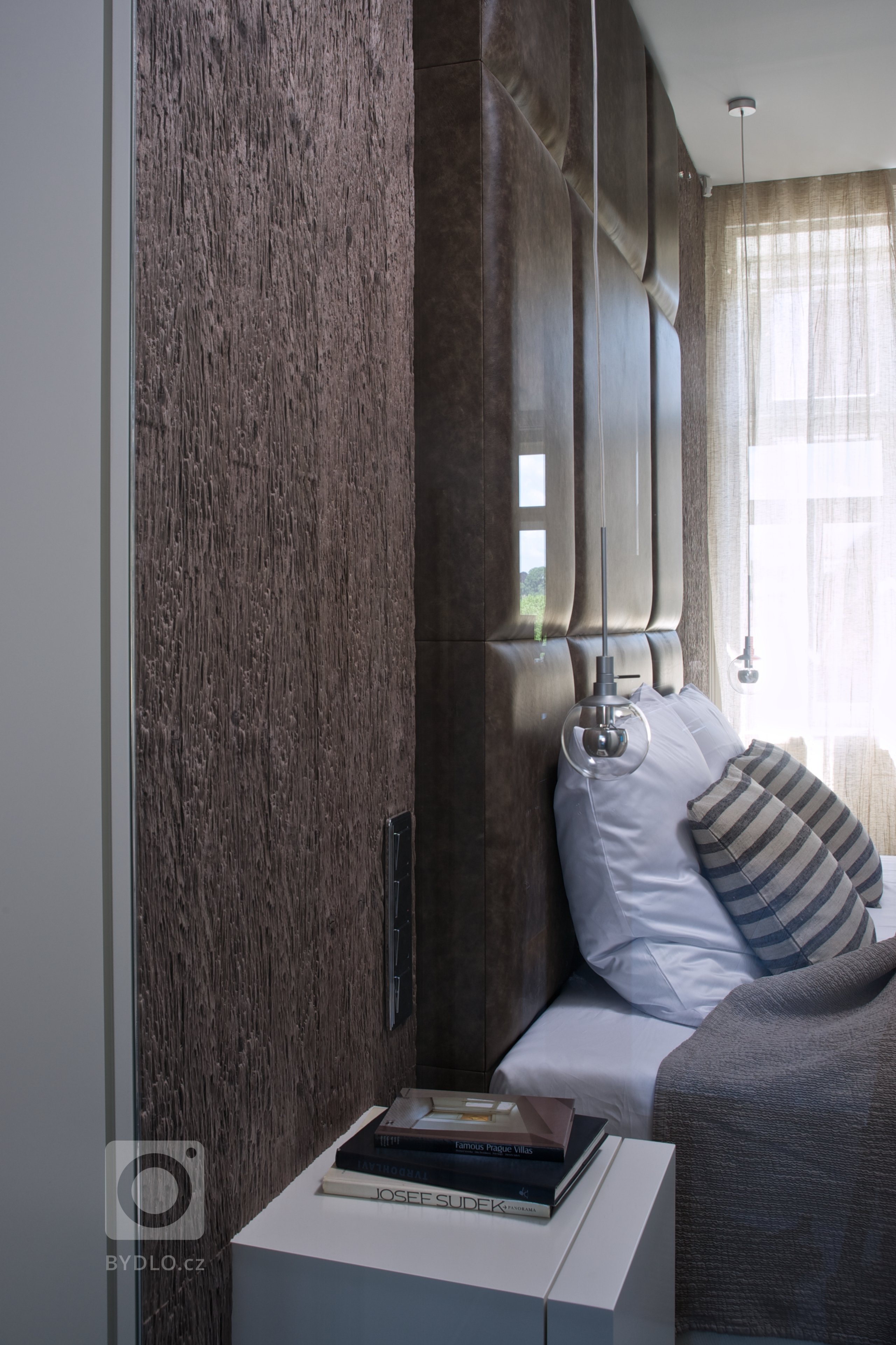 Za zdmi jednoho starého malostranského domu&nbsp;září nový byt zcela naplňující současné potřeby mladého manželského páru s dětmi a zároveň pokorně následující…