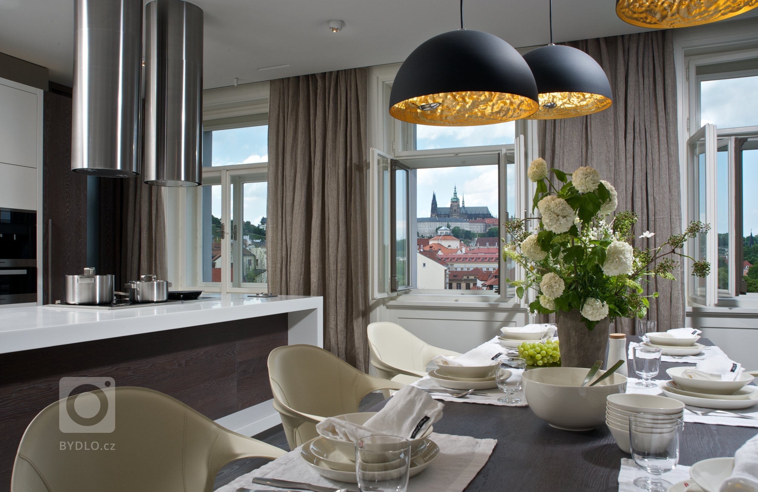 Za zdmi jednoho starého malostranského domu&nbsp;září nový byt zcela naplňující současné potřeby mladého manželského páru s dětmi a zároveň pokorně následující…