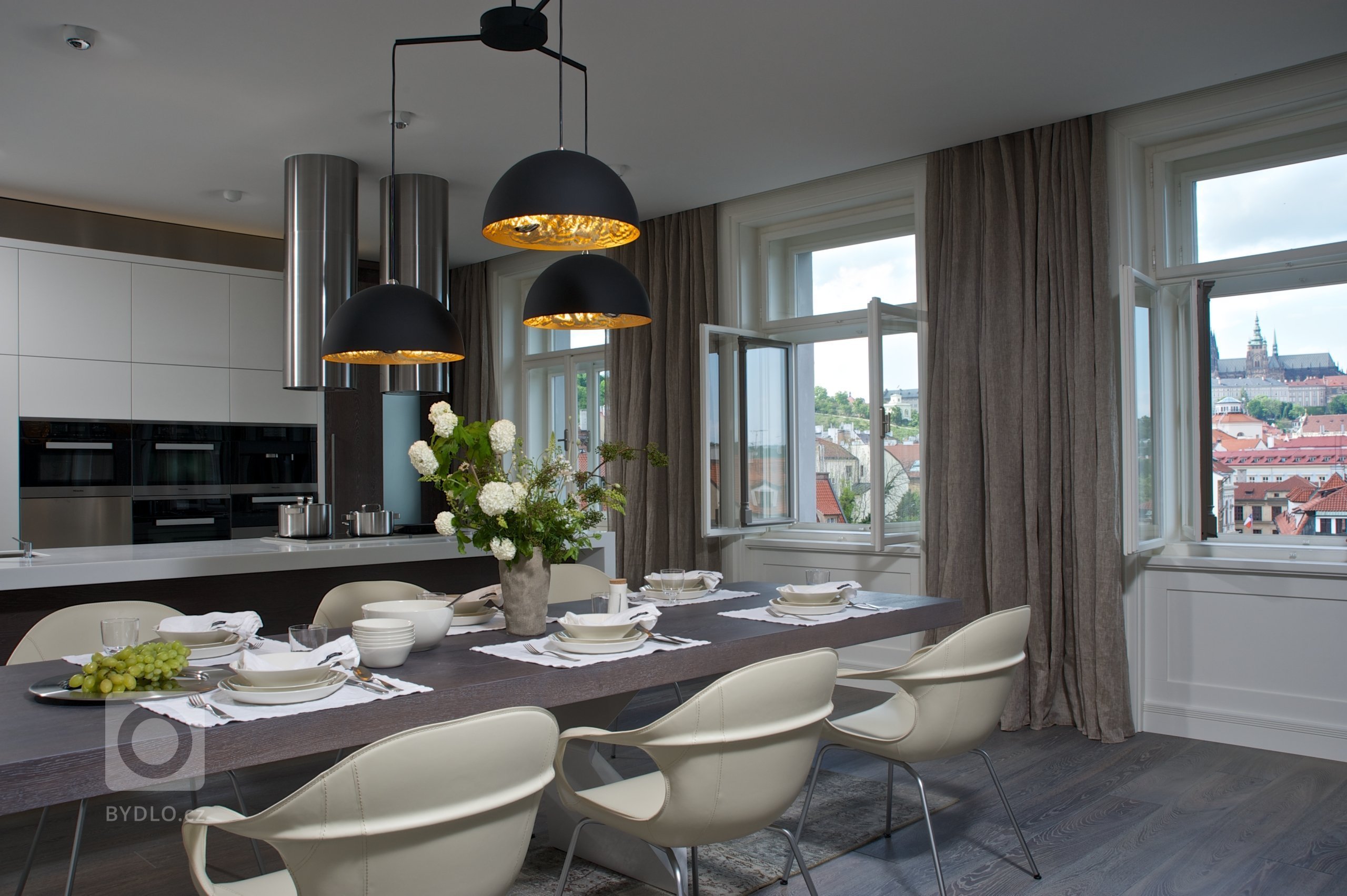 Za zdmi jednoho starého malostranského domu&nbsp;září nový byt zcela naplňující současné potřeby mladého manželského páru s dětmi a zároveň pokorně následující…