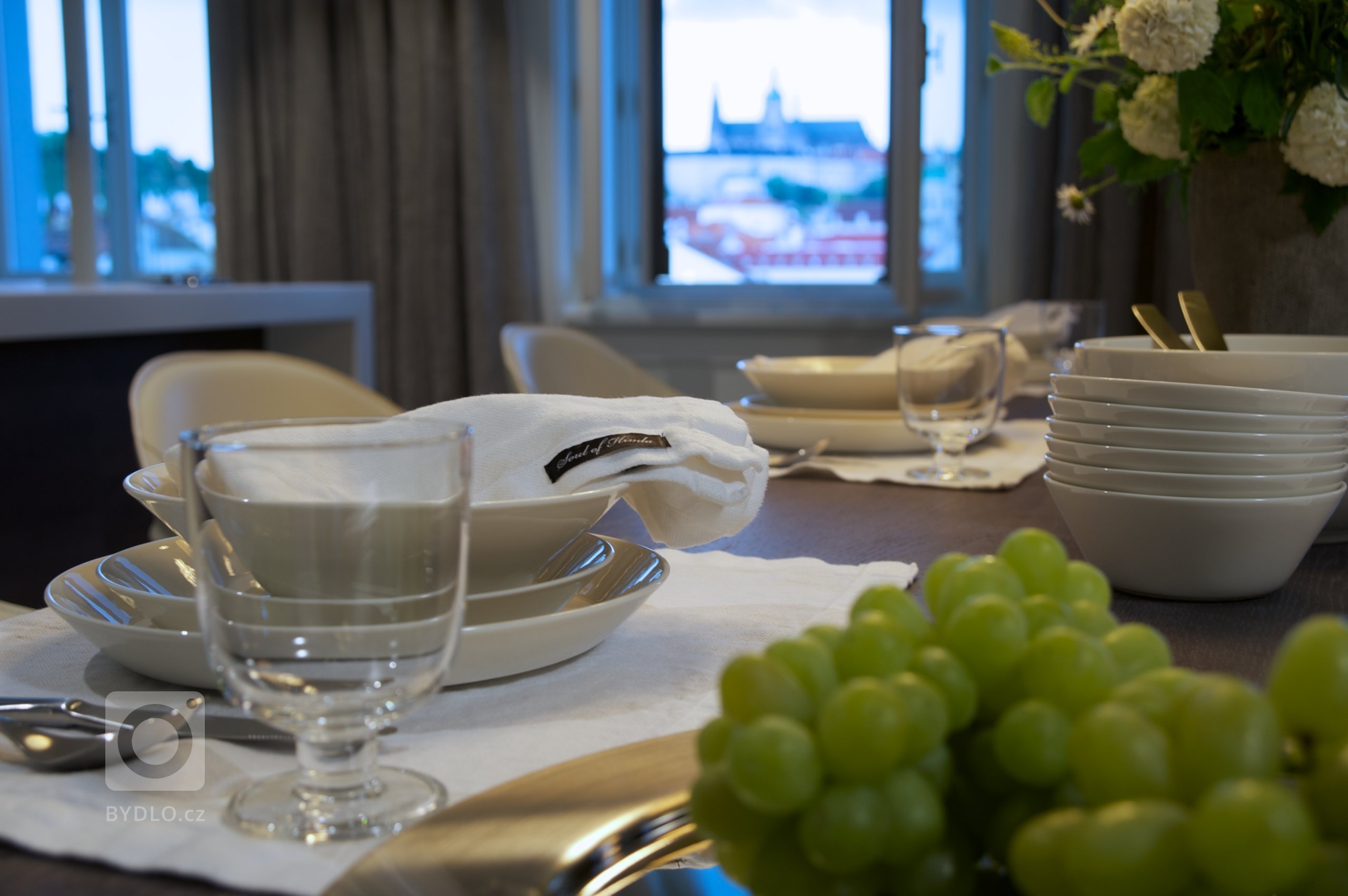 Za zdmi jednoho starého malostranského domu&nbsp;září nový byt zcela naplňující současné potřeby mladého manželského páru s dětmi a zároveň pokorně následující…