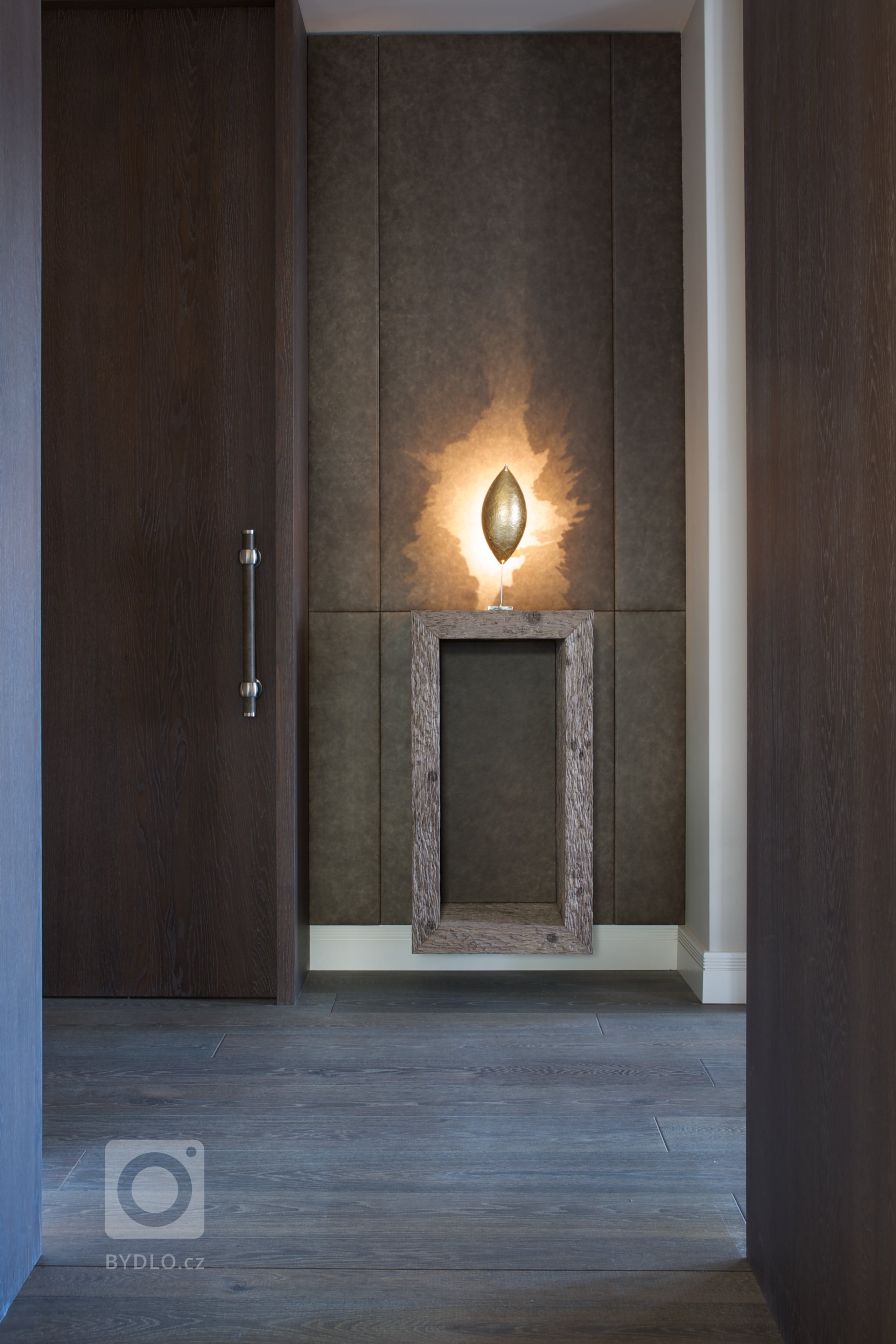 Za zdmi jednoho starého malostranského domu&nbsp;září nový byt zcela naplňující současné potřeby mladého manželského páru s dětmi a zároveň pokorně následující…