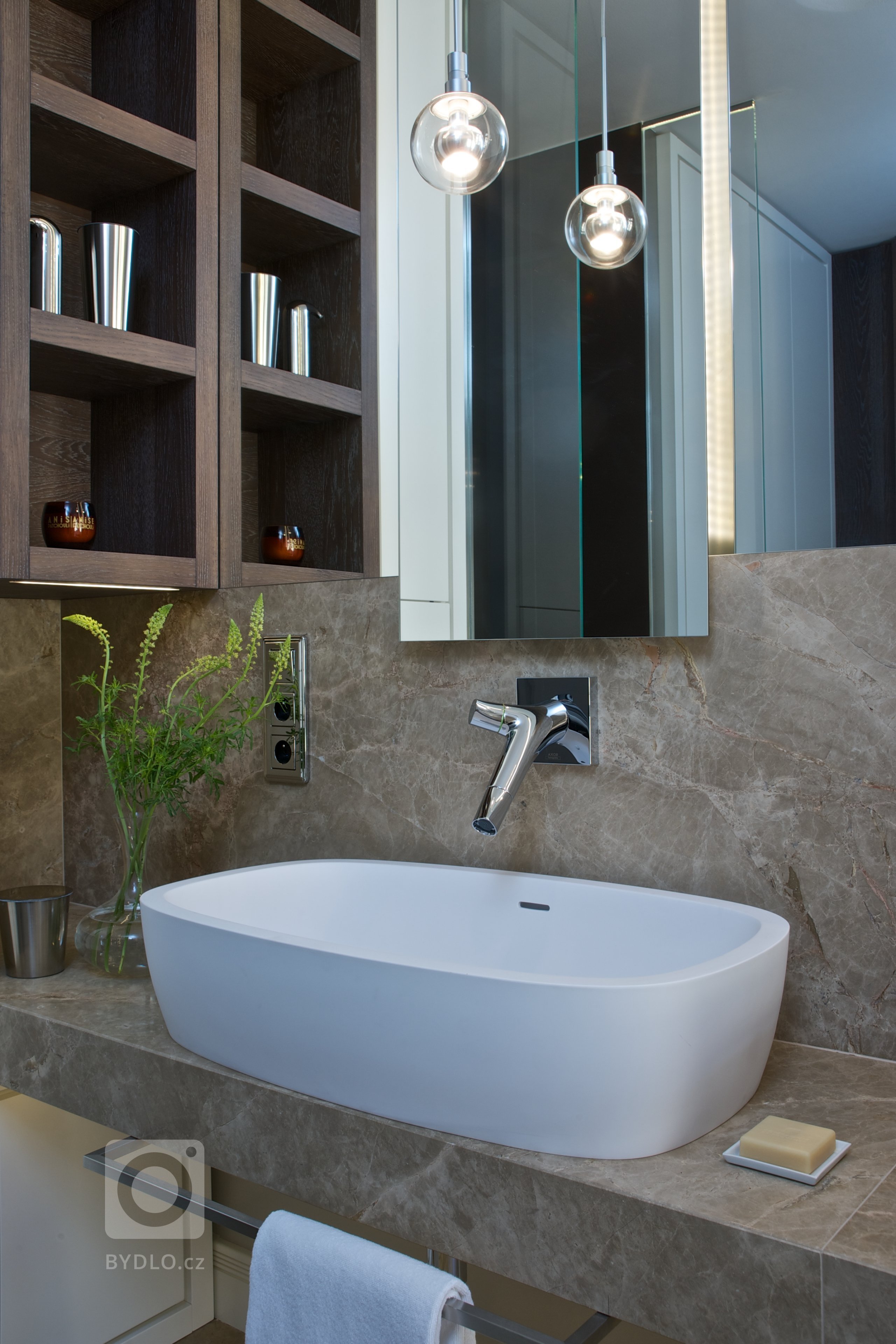 Za zdmi jednoho starého malostranského domu&nbsp;září nový byt zcela naplňující současné potřeby mladého manželského páru s dětmi a zároveň pokorně následující…