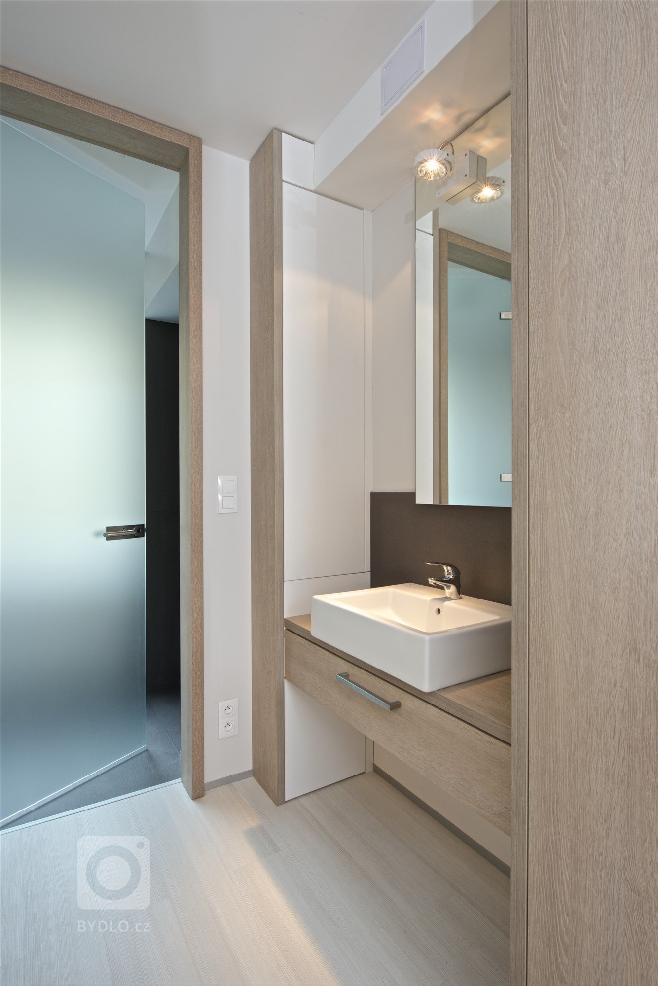 
Mladý pár si koupil svůj první byt, a to v&nbsp;pěkné rezidenční čtvrti v&nbsp;blízkosti centra Brna. Jednalo se o&nbsp;jednotku s&nbsp;dispozicí 2+kk v&nbsp…