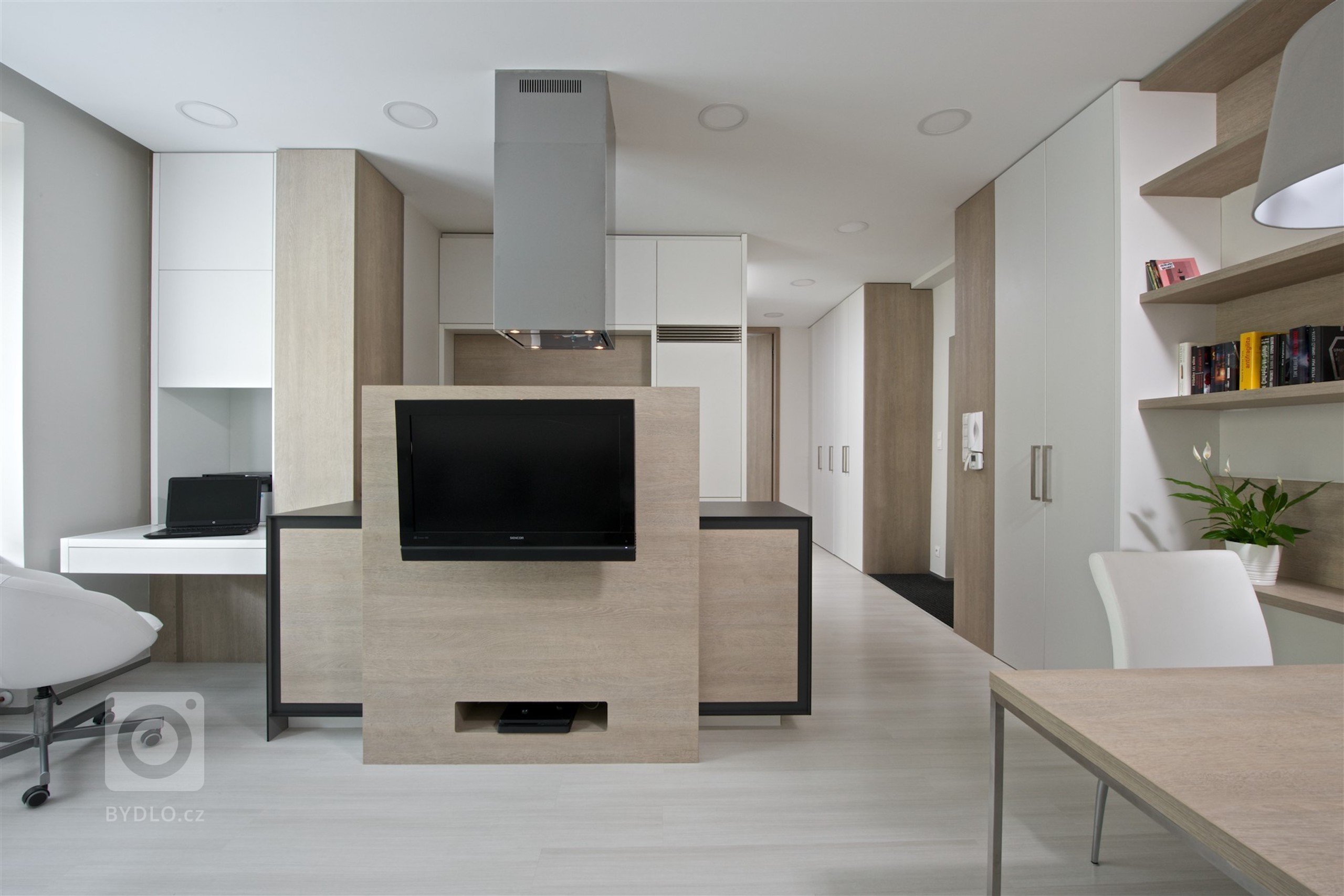 
Mladý pár si koupil svůj první byt, a to v&nbsp;pěkné rezidenční čtvrti v&nbsp;blízkosti centra Brna. Jednalo se o&nbsp;jednotku s&nbsp;dispozicí 2+kk v&nbsp…