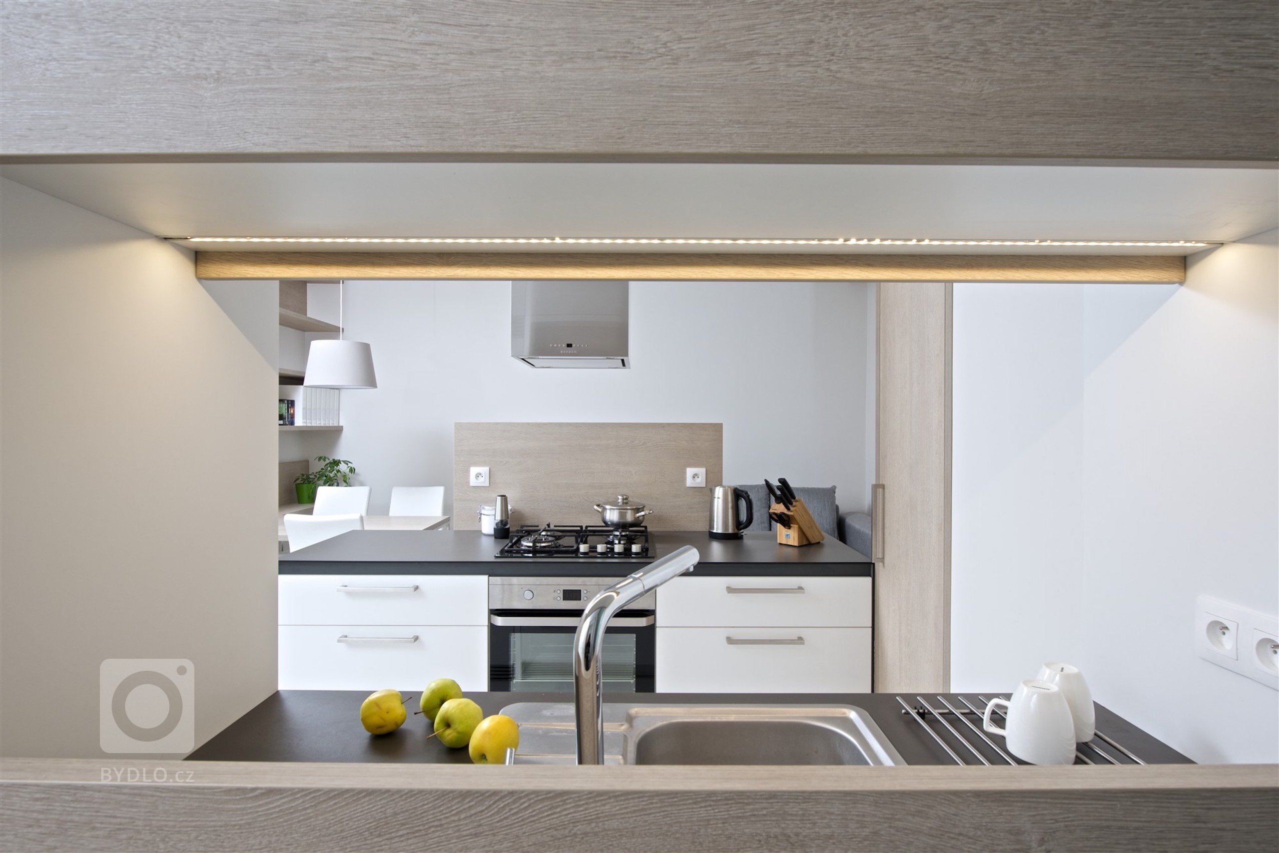 
Mladý pár si koupil svůj první byt, a to v&nbsp;pěkné rezidenční čtvrti v&nbsp;blízkosti centra Brna. Jednalo se o&nbsp;jednotku s&nbsp;dispozicí 2+kk v&nbsp…