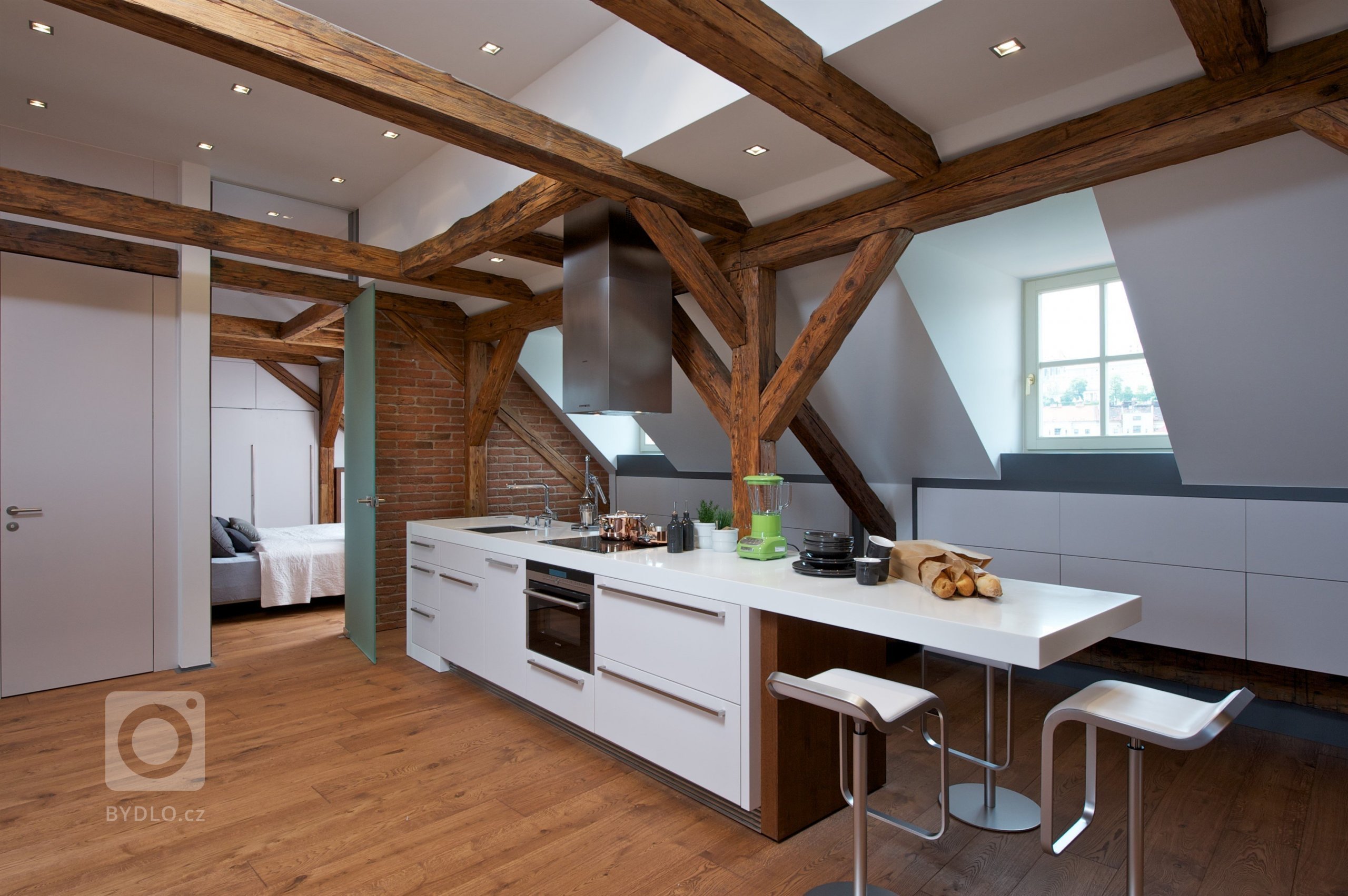 Byt pro mladý pár, Čecha a Američanku, vznikl v&nbsp;rámci komplexní rekonstrukce historického domu. Nevyužívaný půdní prostor skýtal možnost vestavby malého,…