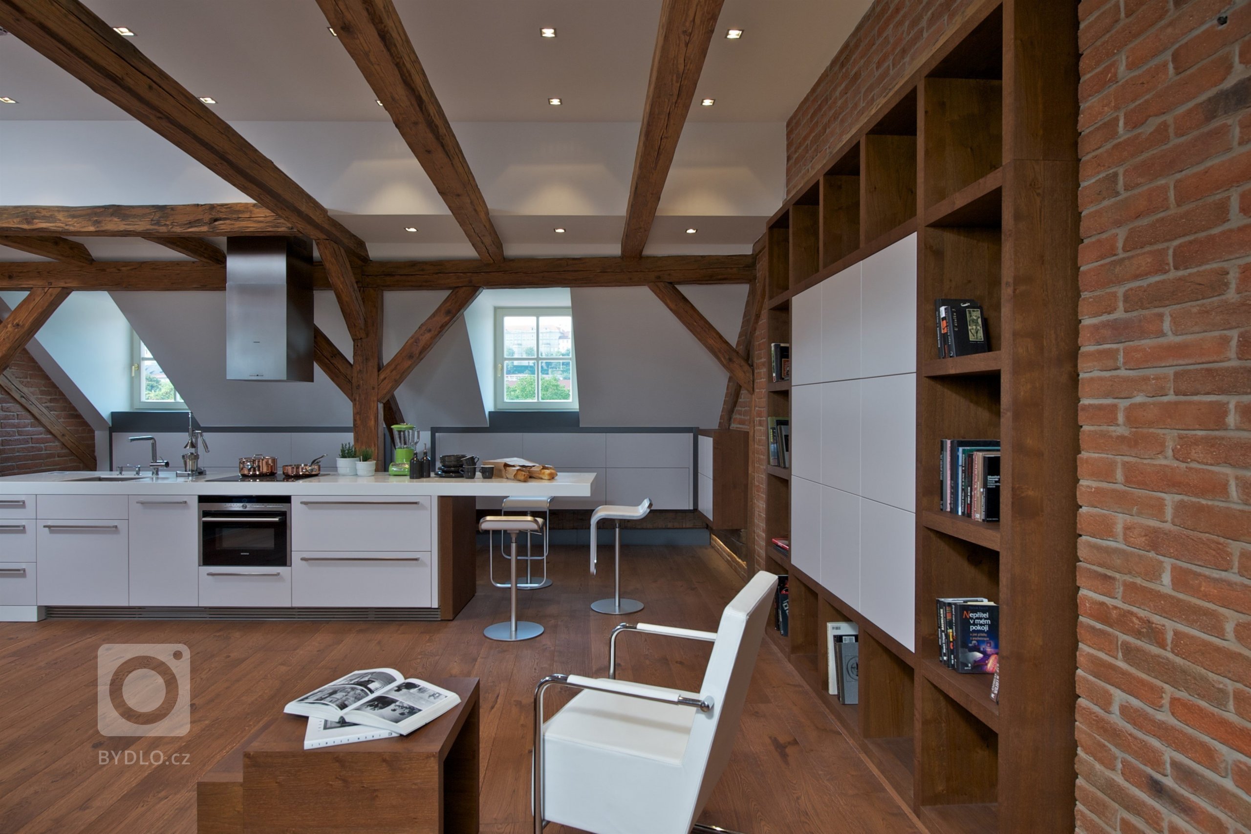 Byt pro mladý pár, Čecha a Američanku, vznikl v&nbsp;rámci komplexní rekonstrukce historického domu. Nevyužívaný půdní prostor skýtal možnost vestavby malého,…