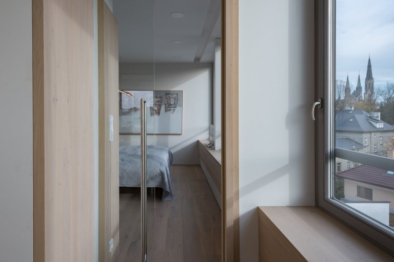 Funkcionalistické bydlení přímo pod&nbsp; střechou pro mladý pár.&nbsp;Majitelé si přáli celkové prosvětlení, provzdušnění, logické uspořádání, dostatek…