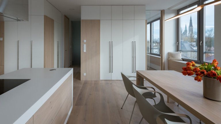 Funkcionalistické bydlení přímo pod&nbsp; střechou pro mladý pár.&nbsp;Majitelé si přáli celkové prosvětlení, provzdušnění, logické uspořádání, dostatek…