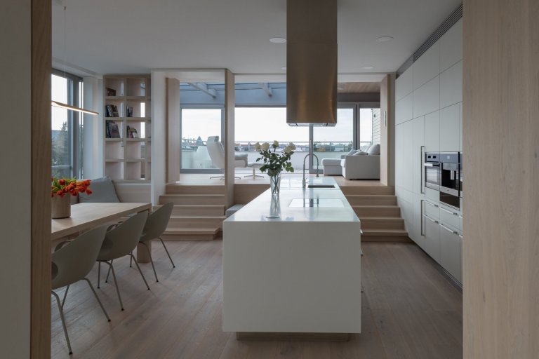 Funkcionalistické bydlení přímo pod&nbsp; střechou pro mladý pár.&nbsp;Majitelé si přáli celkové prosvětlení, provzdušnění, logické uspořádání, dostatek…