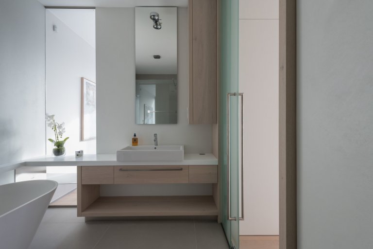 Funkcionalistické bydlení přímo pod&nbsp; střechou pro mladý pár.&nbsp;Majitelé si přáli celkové prosvětlení, provzdušnění, logické uspořádání, dostatek…