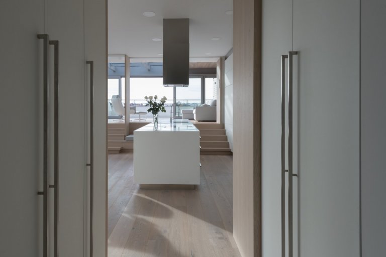 Funkcionalistické bydlení přímo pod&nbsp; střechou pro mladý pár.&nbsp;Majitelé si přáli celkové prosvětlení, provzdušnění, logické uspořádání, dostatek…