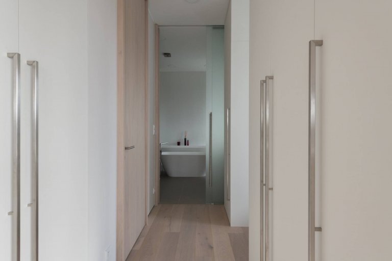 Funkcionalistické bydlení přímo pod&nbsp; střechou pro mladý pár.&nbsp;Majitelé si přáli celkové prosvětlení, provzdušnění, logické uspořádání, dostatek…