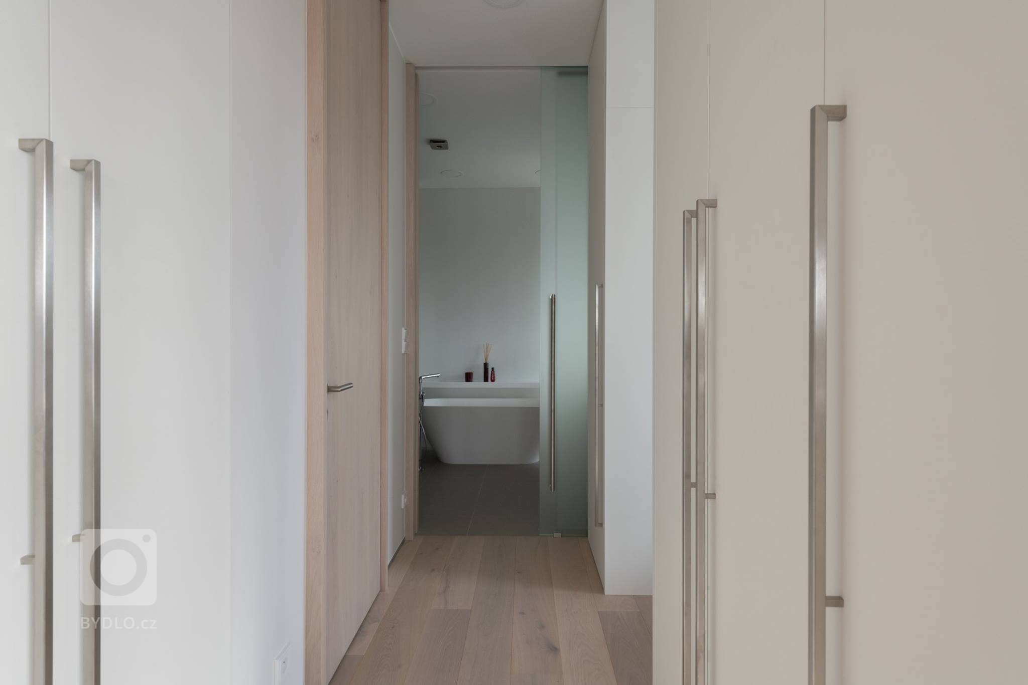 Funkcionalistické bydlení přímo pod&nbsp; střechou pro mladý pár.&nbsp;Majitelé si přáli celkové prosvětlení, provzdušnění, logické uspořádání, dostatek…