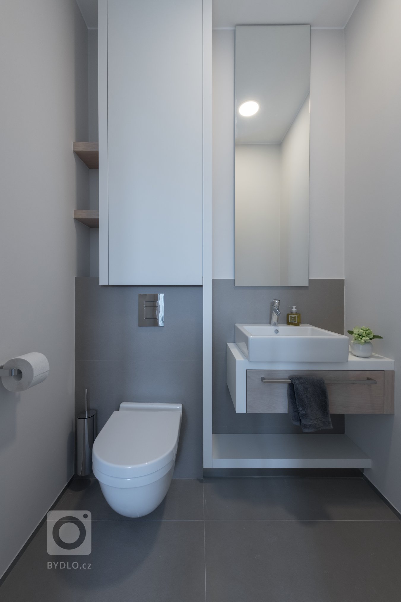 Funkcionalistické bydlení přímo pod&nbsp; střechou pro mladý pár.&nbsp;Majitelé si přáli celkové prosvětlení, provzdušnění, logické uspořádání, dostatek…