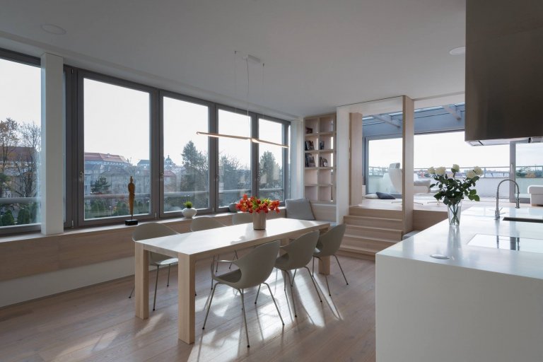 Funkcionalistické bydlení přímo pod&nbsp; střechou pro mladý pár.&nbsp;Majitelé si přáli celkové prosvětlení, provzdušnění, logické uspořádání, dostatek…