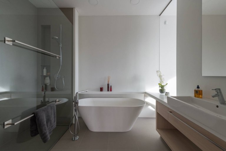 Funkcionalistické bydlení přímo pod&nbsp; střechou pro mladý pár.&nbsp;Majitelé si přáli celkové prosvětlení, provzdušnění, logické uspořádání, dostatek…