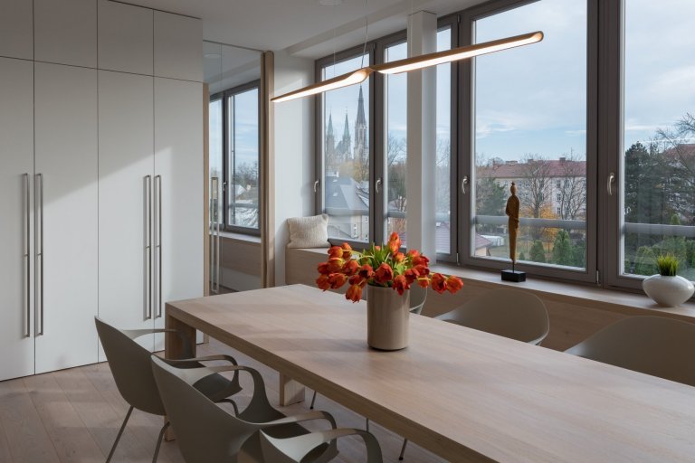 Funkcionalistické bydlení přímo pod&nbsp; střechou pro mladý pár.&nbsp;Majitelé si přáli celkové prosvětlení, provzdušnění, logické uspořádání, dostatek…