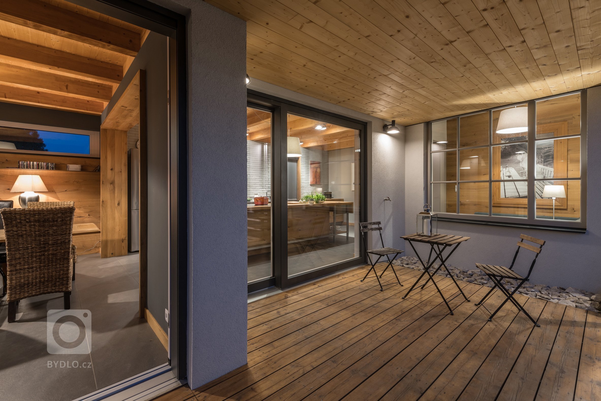 Starý dům svou velikostí nemohl splnit požadavky klientů, neumožnil ani vytvoření velkého obytného prostoru. Při rekonstrukci zde byla vybudována soukromá zóna…