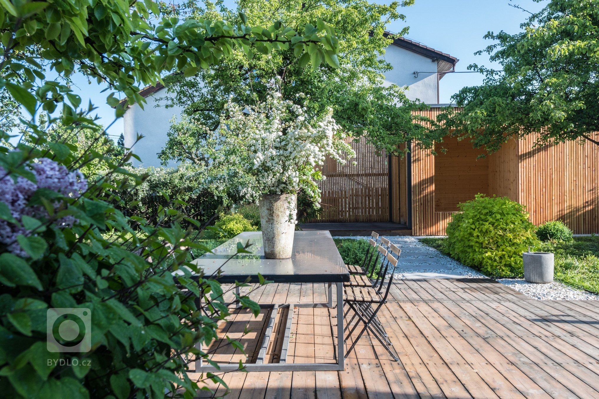 Starý dům svou velikostí nemohl splnit požadavky klientů, neumožnil ani vytvoření velkého obytného prostoru. Při rekonstrukci zde byla vybudována soukromá zóna…