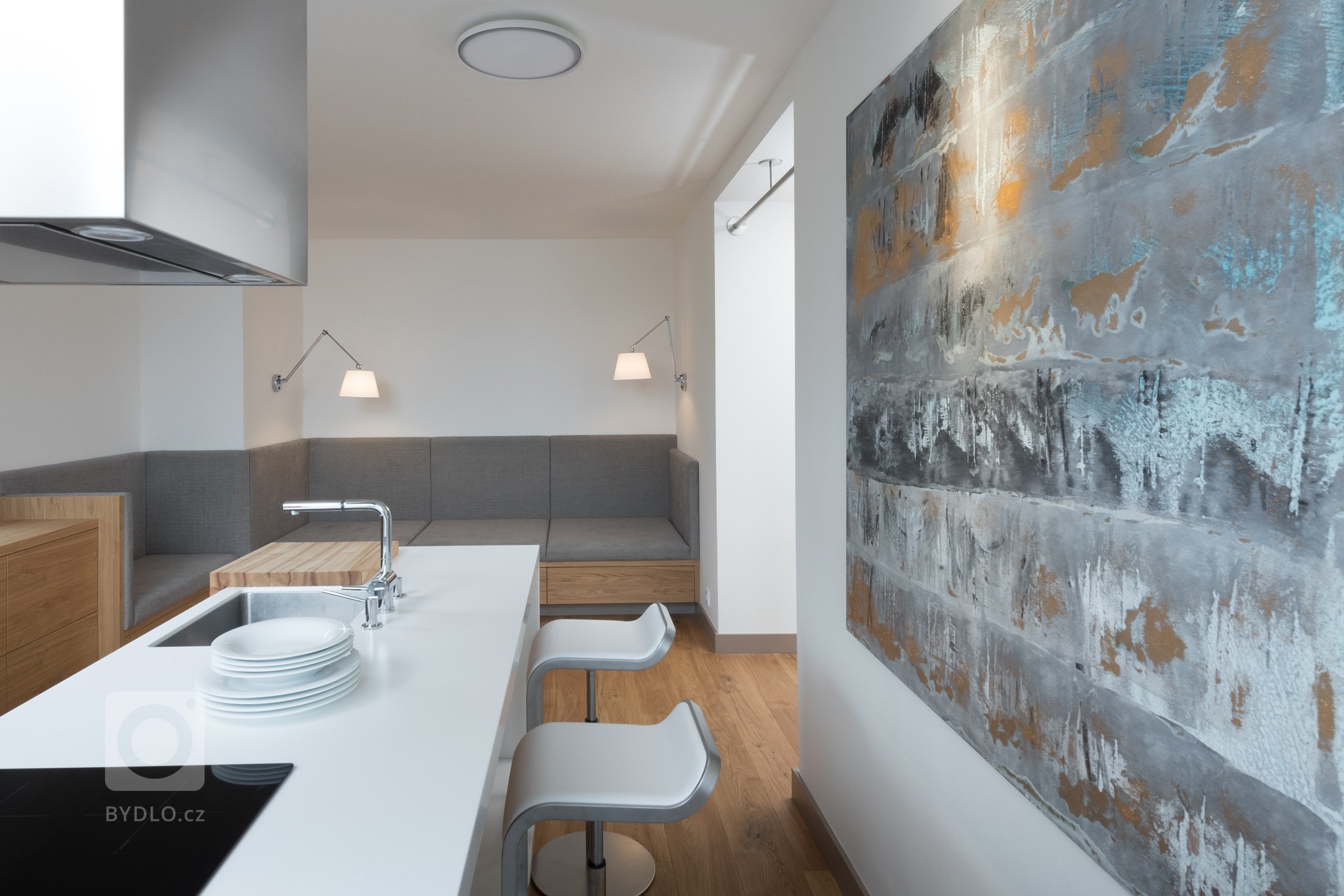 Přestavba rekreačního bytu řešila požadavky mladé rodiny na pohodlný pobyt o víkendech a dovolených: dvě samostatné ložnice, velkou obytnou kuchyň s možností…