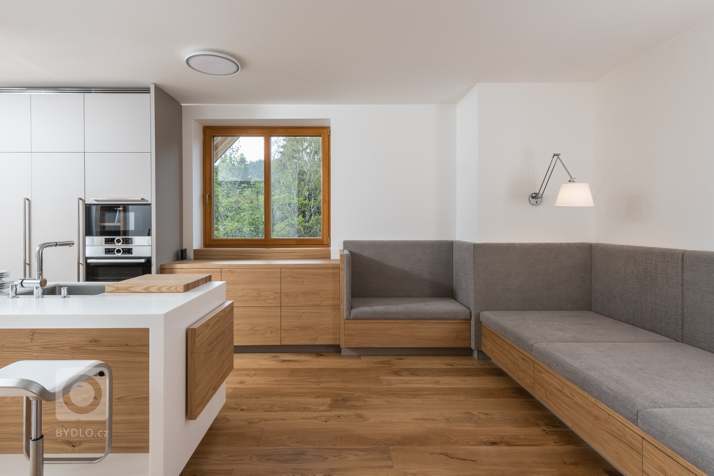 Přestavba rekreačního bytu řešila požadavky mladé rodiny na pohodlný pobyt o víkendech a dovolených: dvě samostatné ložnice, velkou obytnou kuchyň s možností…