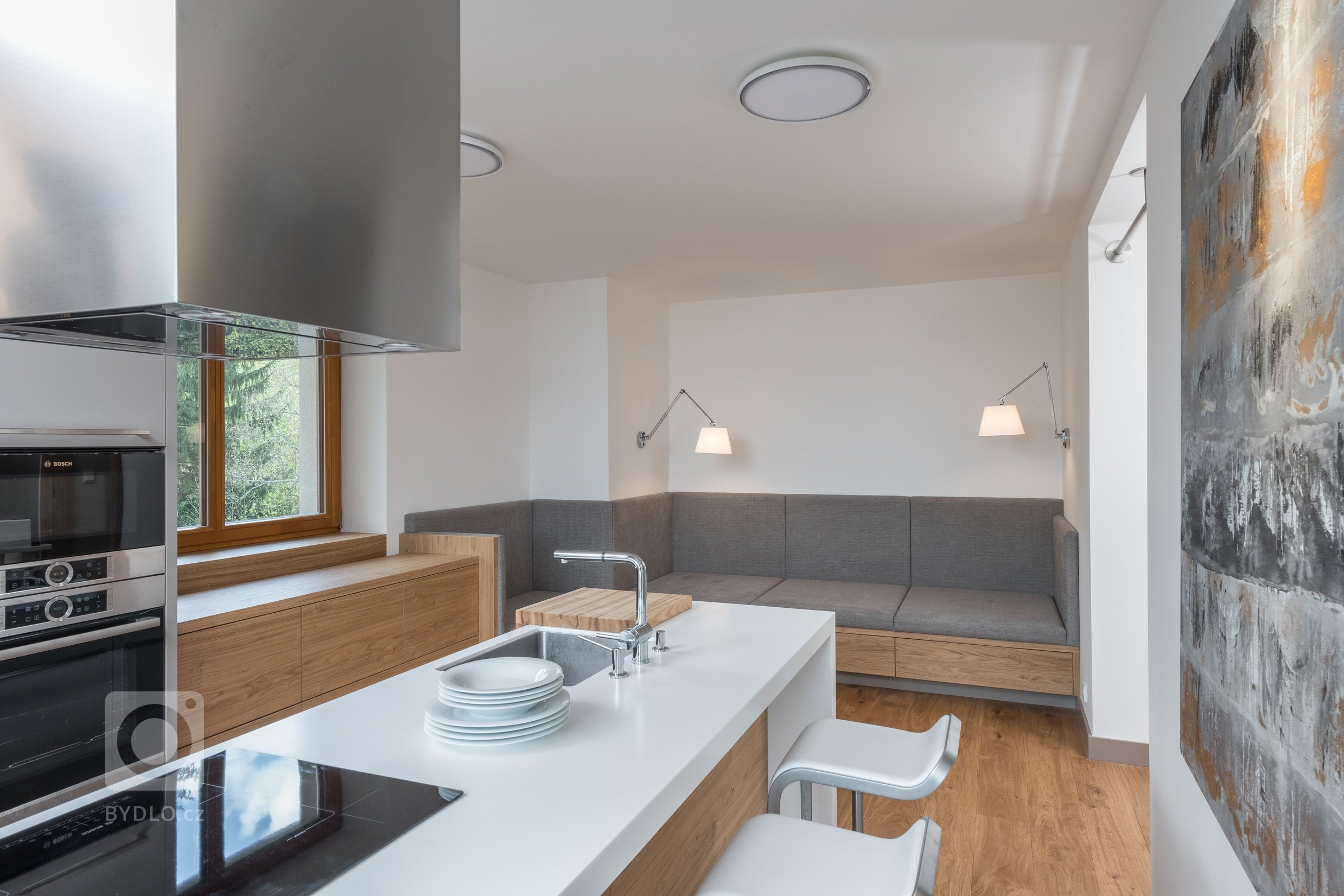 Přestavba rekreačního bytu řešila požadavky mladé rodiny na pohodlný pobyt o víkendech a dovolených: dvě samostatné ložnice, velkou obytnou kuchyň s možností…