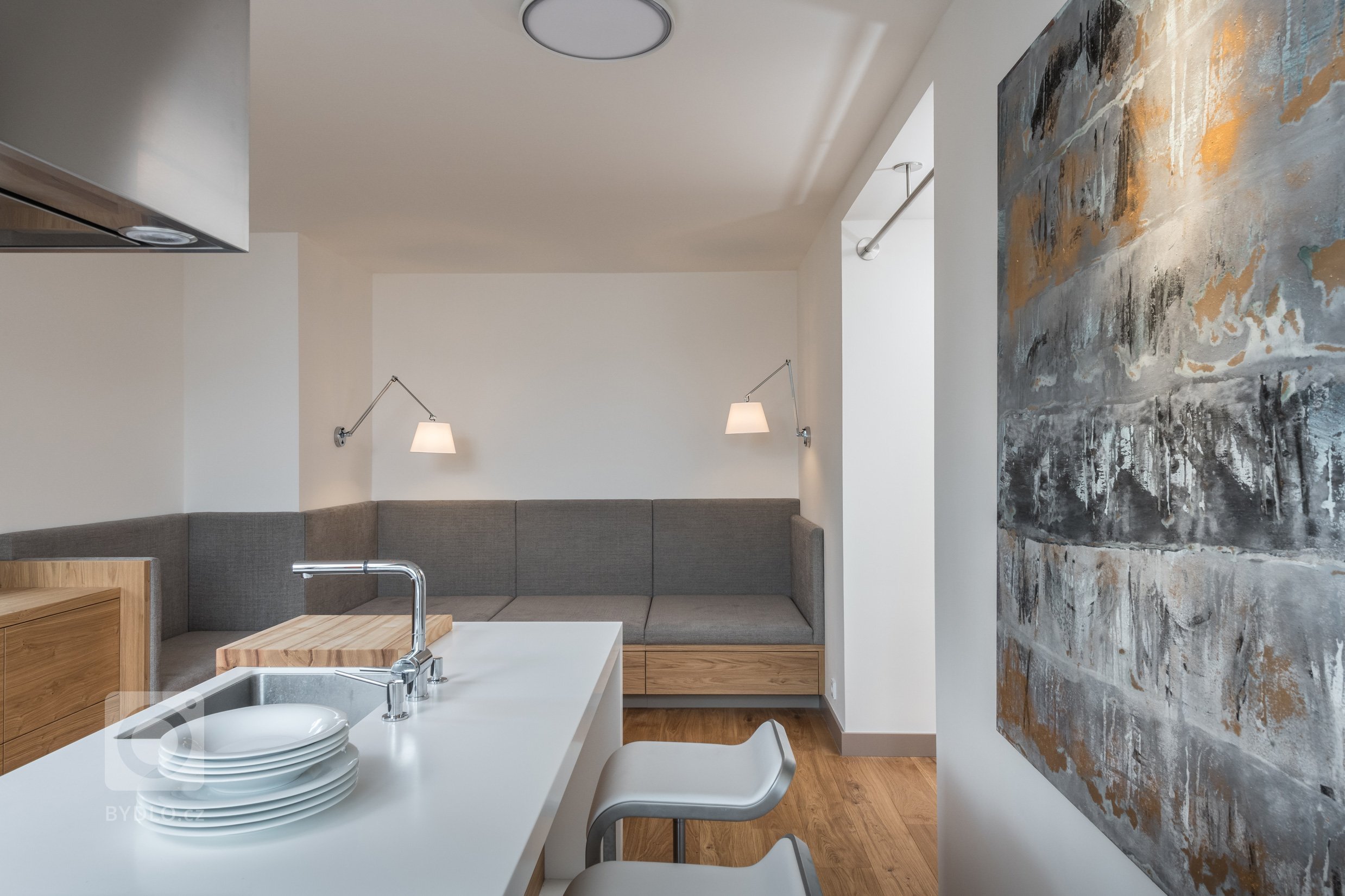 Přestavba rekreačního bytu řešila požadavky mladé rodiny na pohodlný pobyt o víkendech a dovolených: dvě samostatné ložnice, velkou obytnou kuchyň s možností…