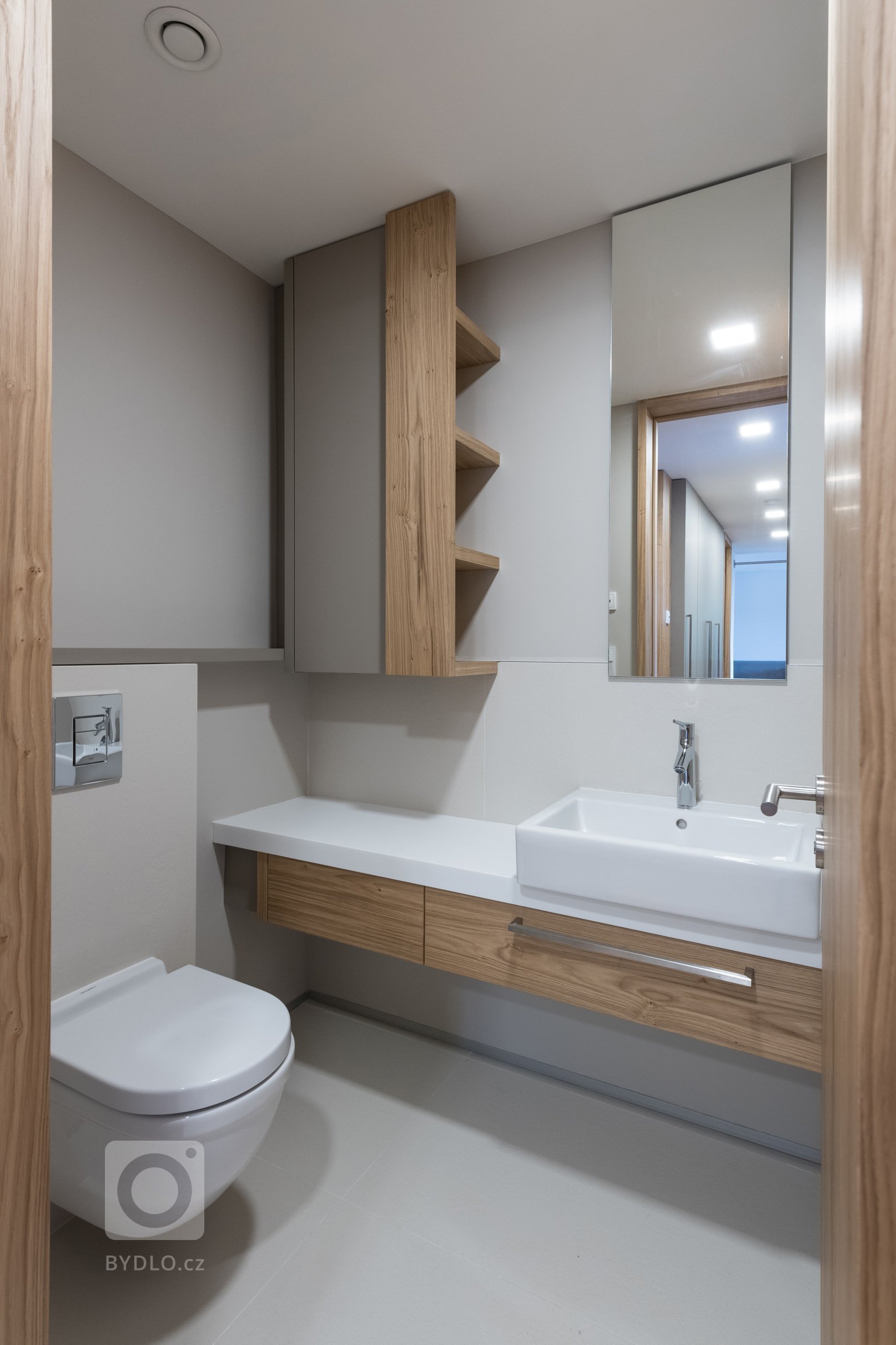 Přestavba rekreačního bytu řešila požadavky mladé rodiny na pohodlný pobyt o víkendech a dovolených: dvě samostatné ložnice, velkou obytnou kuchyň s možností…