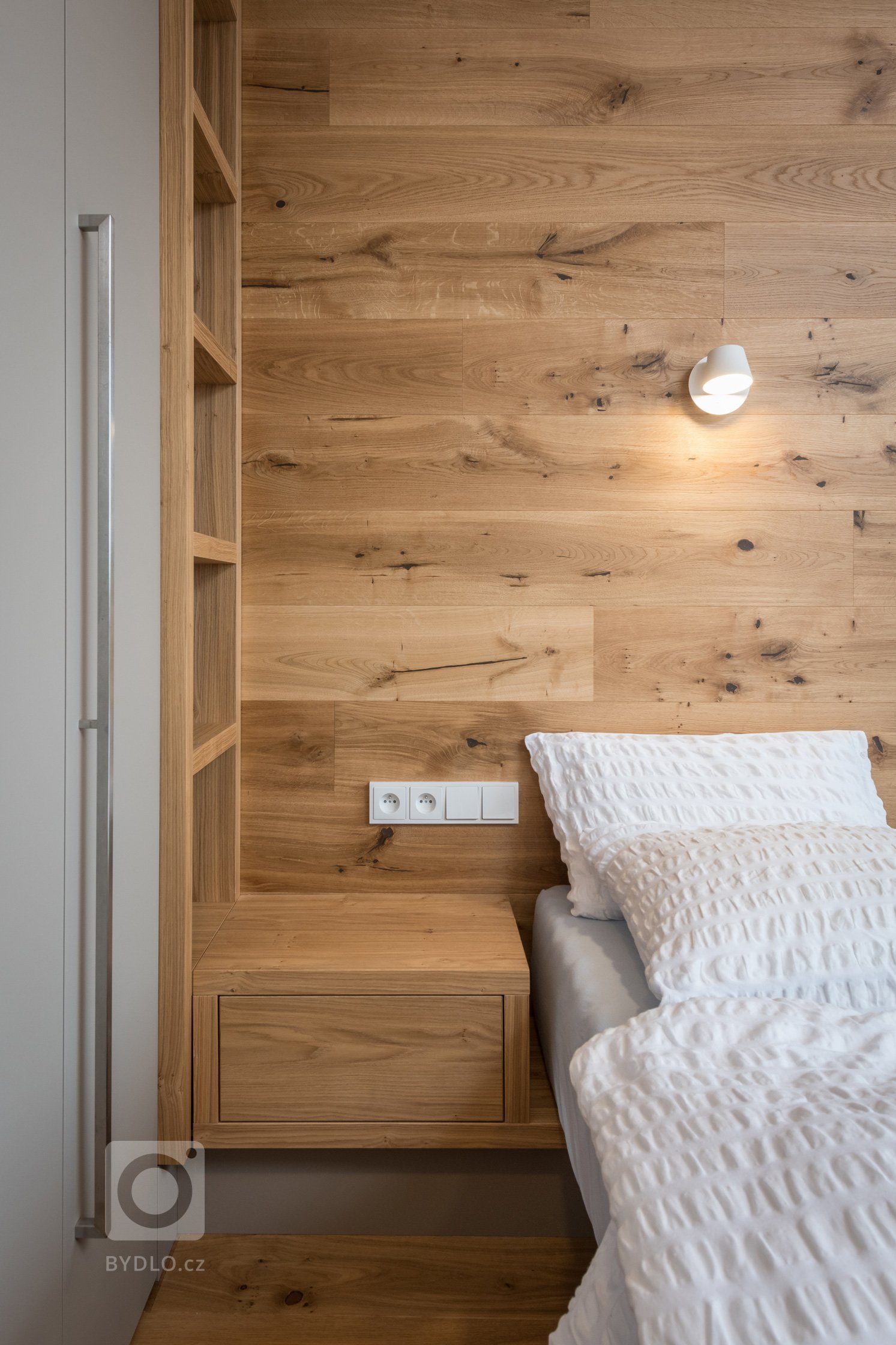 Přestavba rekreačního bytu řešila požadavky mladé rodiny na pohodlný pobyt o víkendech a dovolených: dvě samostatné ložnice, velkou obytnou kuchyň s možností…