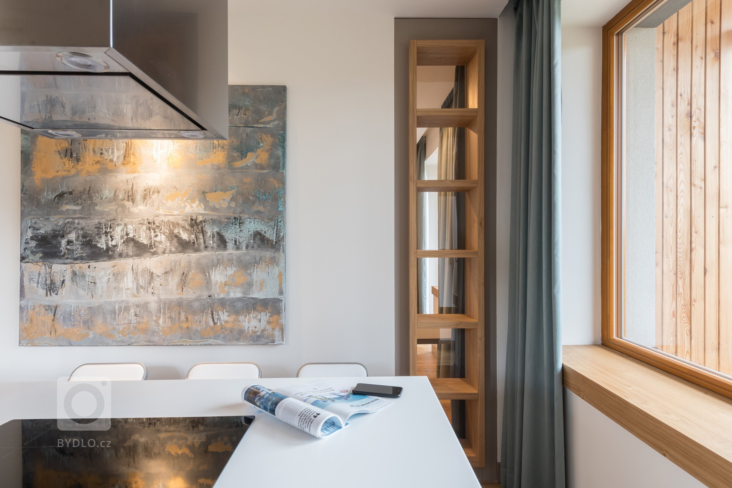 Přestavba rekreačního bytu řešila požadavky mladé rodiny na pohodlný pobyt o víkendech a dovolených: dvě samostatné ložnice, velkou obytnou kuchyň s možností…