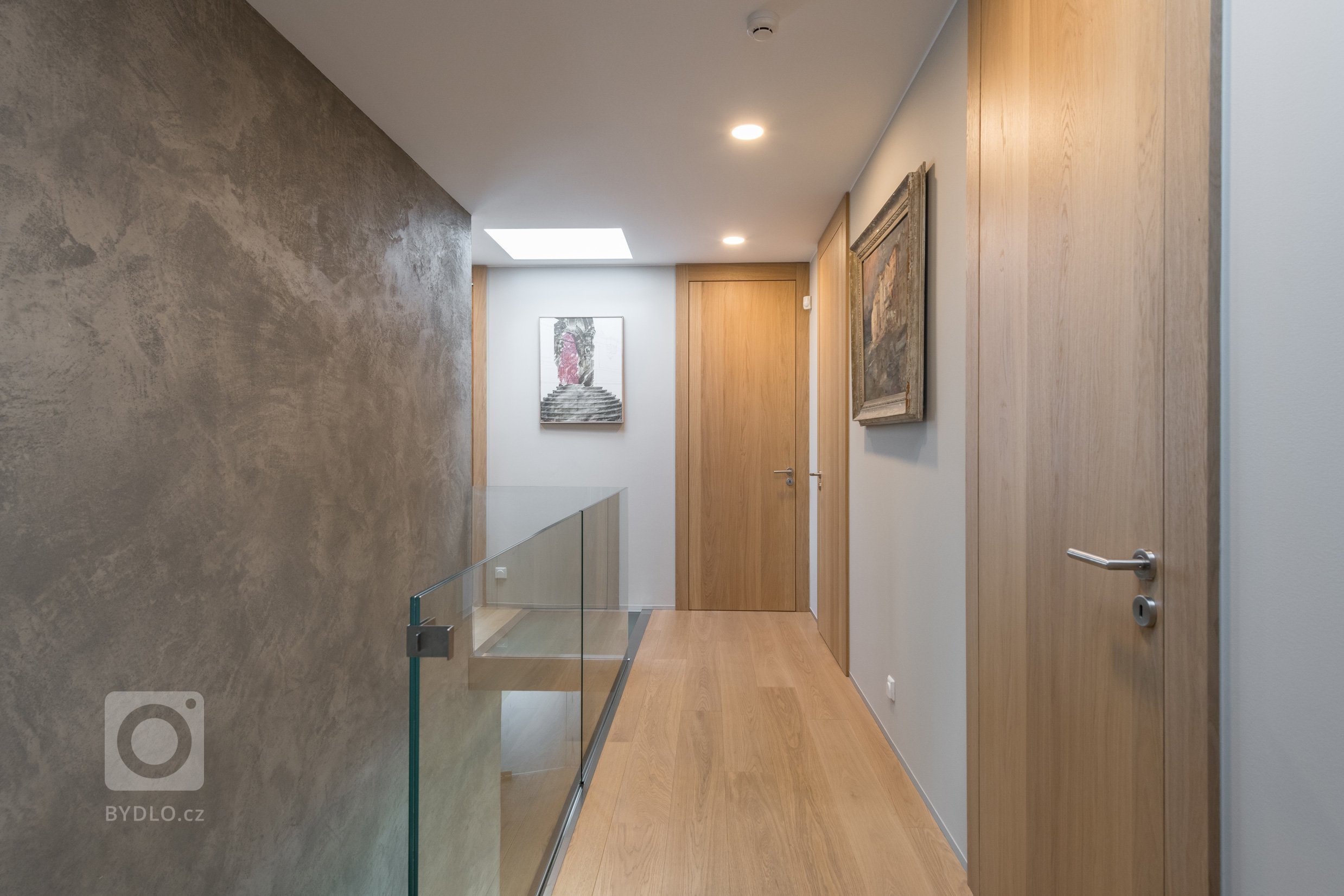 Dům zakoupený od developera nebyl &ndash; na rozdíl od sousedních &ndash; ještě postaven, mohlo se tedy zasáhnout do dispozice. Lichoběžníkový tvar a koncept…