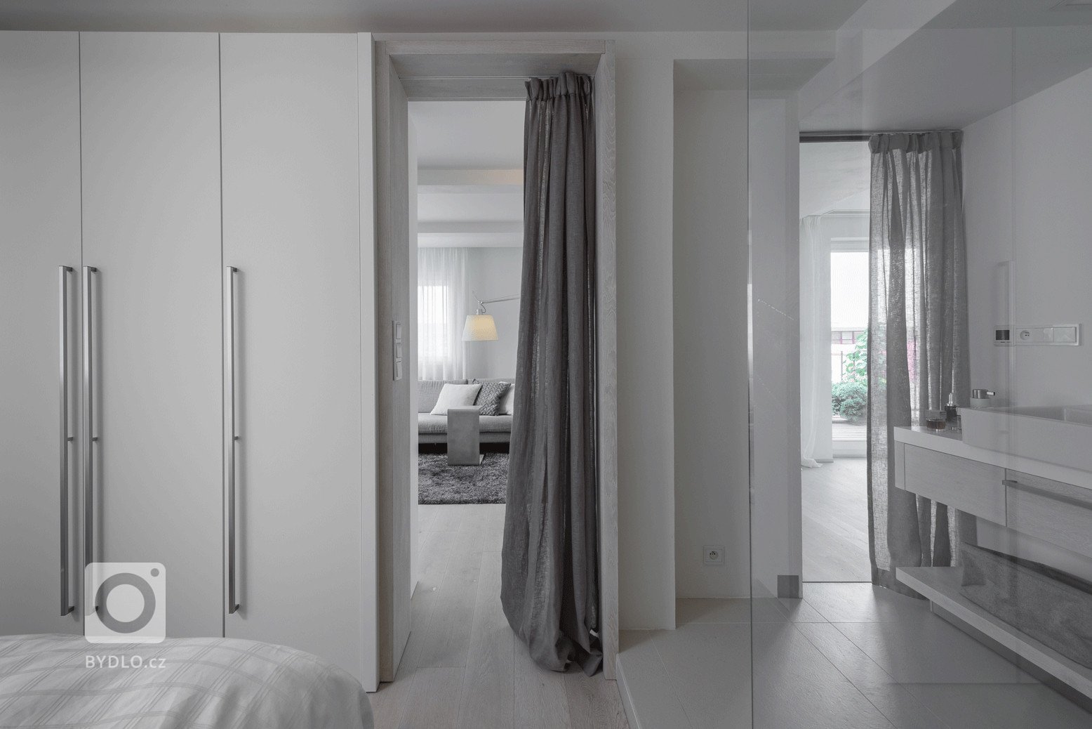 Z&nbsp;bývalé &ndash; velmi zdevastované &ndash; prádelny pod střechou prvorepublikového domu vznikl malý byt pro časté cesty manželského páru do Prahy. Místo…