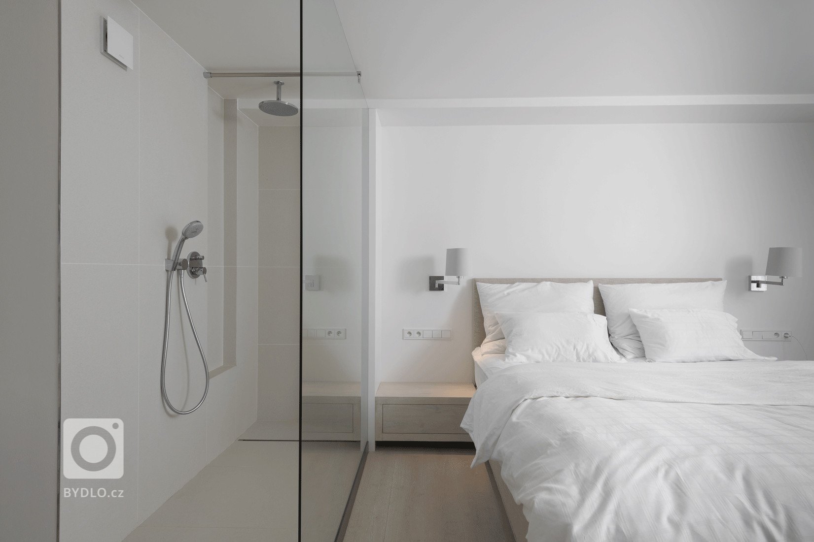 Z&nbsp;bývalé &ndash; velmi zdevastované &ndash; prádelny pod střechou prvorepublikového domu vznikl malý byt pro časté cesty manželského páru do Prahy. Místo…