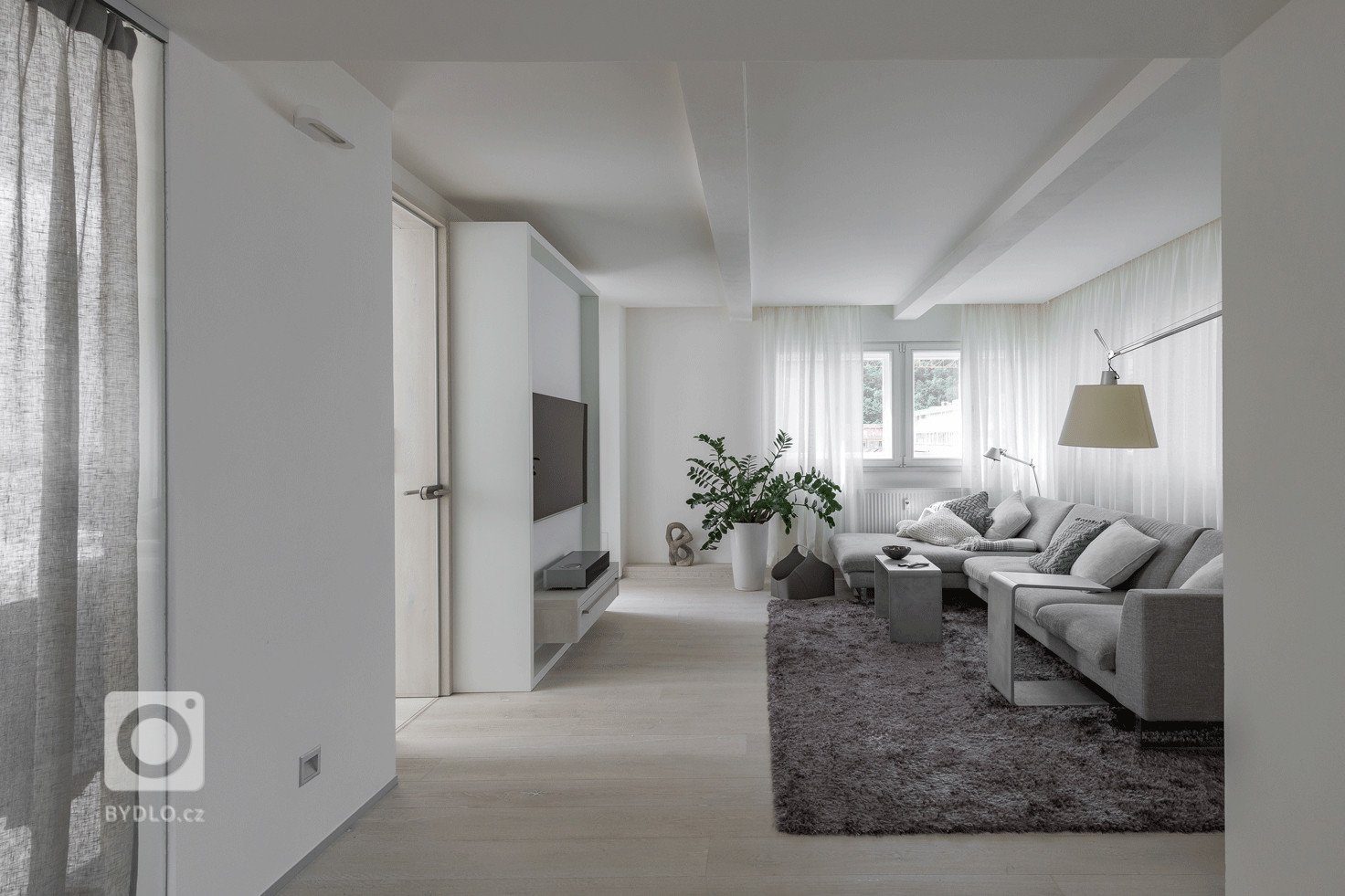 Z&nbsp;bývalé &ndash; velmi zdevastované &ndash; prádelny pod střechou prvorepublikového domu vznikl malý byt pro časté cesty manželského páru do Prahy. Místo…