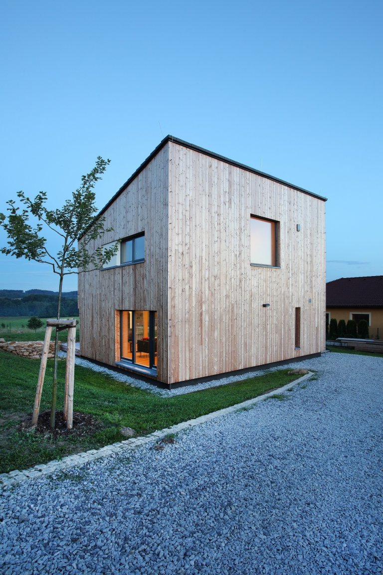 Domesi Concept House 2&nbsp;v&nbsp;Budíkově&nbsp;je postaven v&nbsp;pasivním standardu&nbsp;s použitím stavební&nbsp;technologie masivních dřevěných panelů…