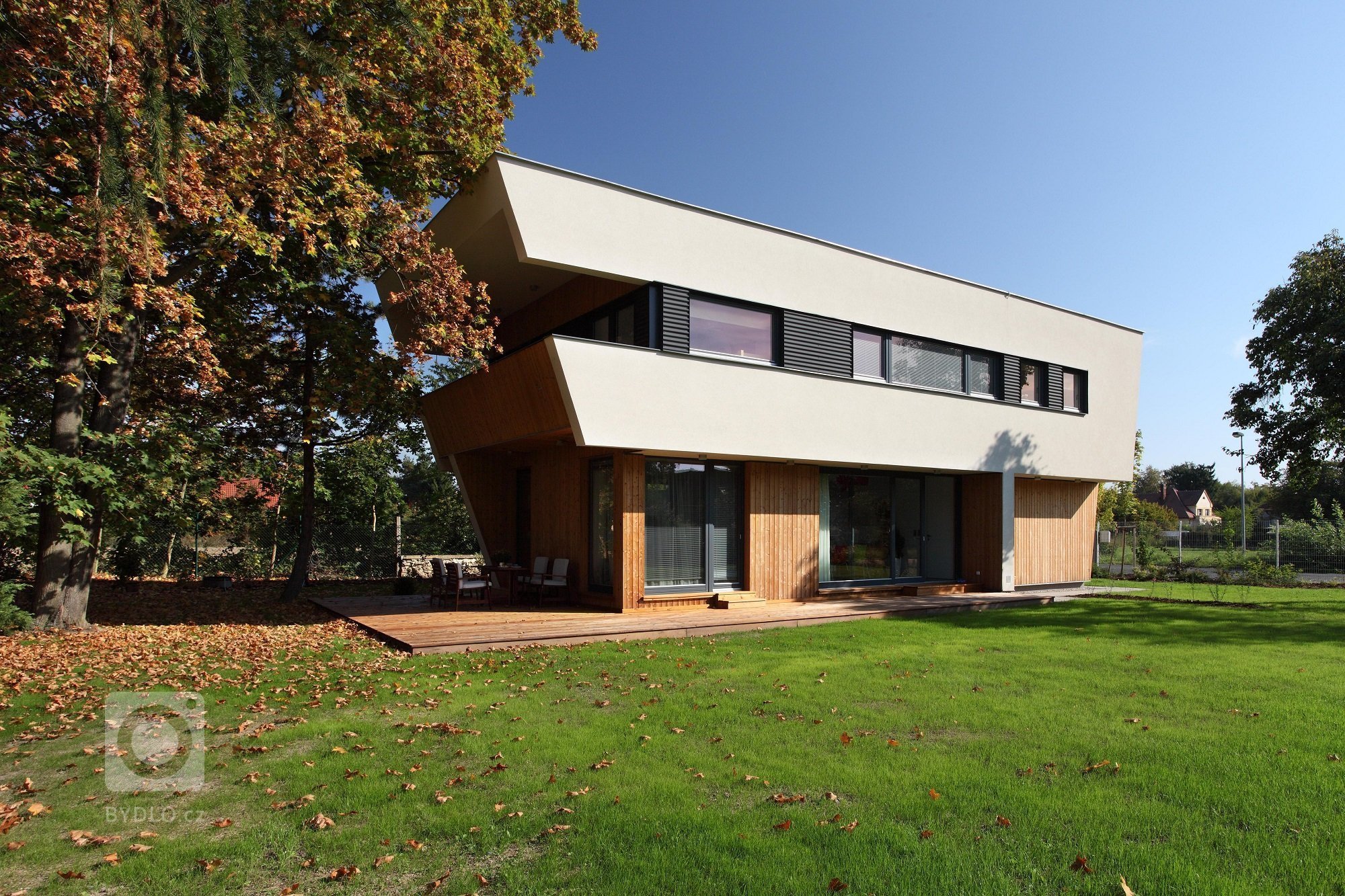 Atypická nízkoenergetická vila na první pohled zaujme poměrně masivním prvkem patra. Patro svými přesahy přirozeně stíní subtilní prosklené přízemí, které je…