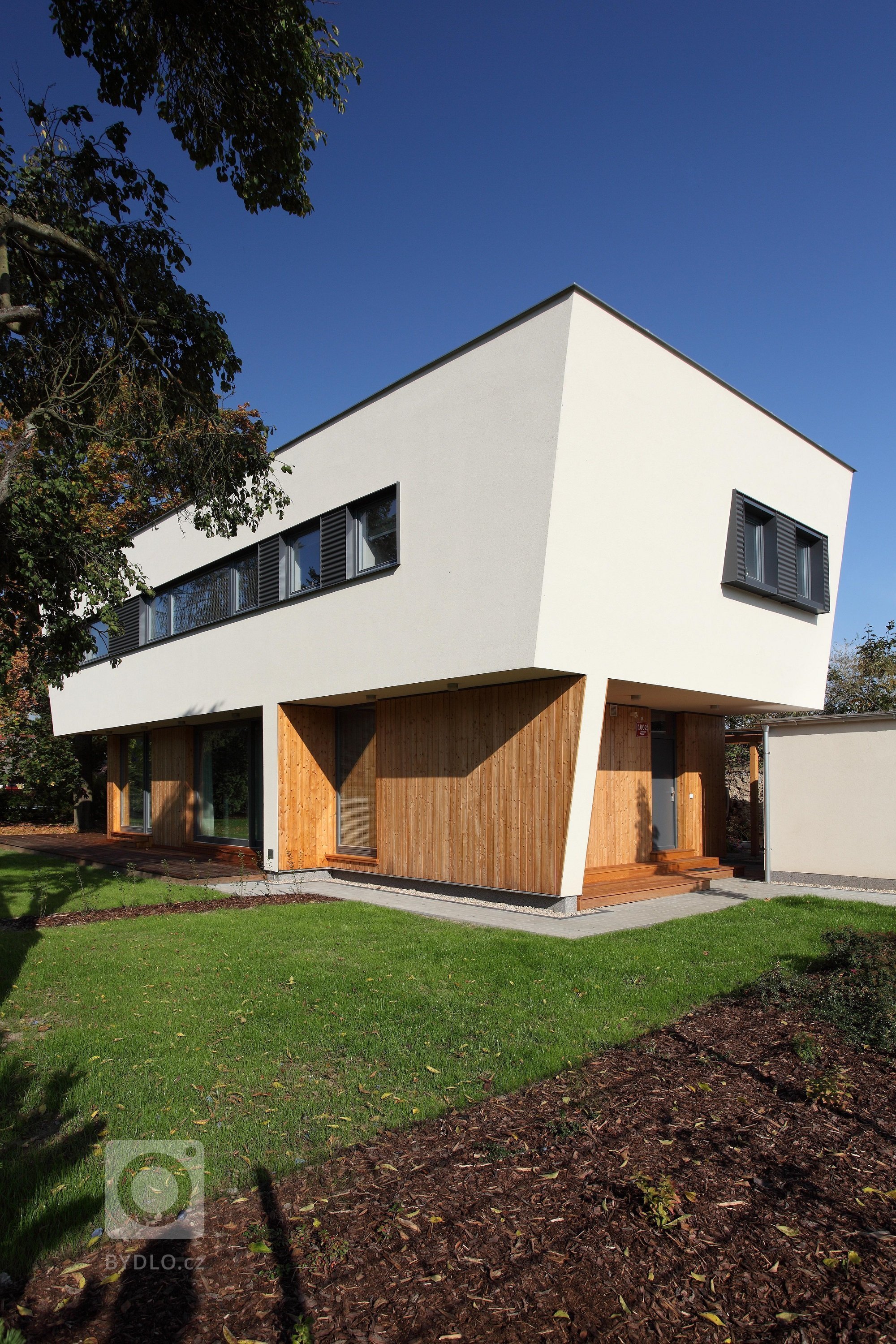 Atypická nízkoenergetická vila na první pohled zaujme poměrně masivním prvkem patra. Patro svými přesahy přirozeně stíní subtilní prosklené přízemí, které je…