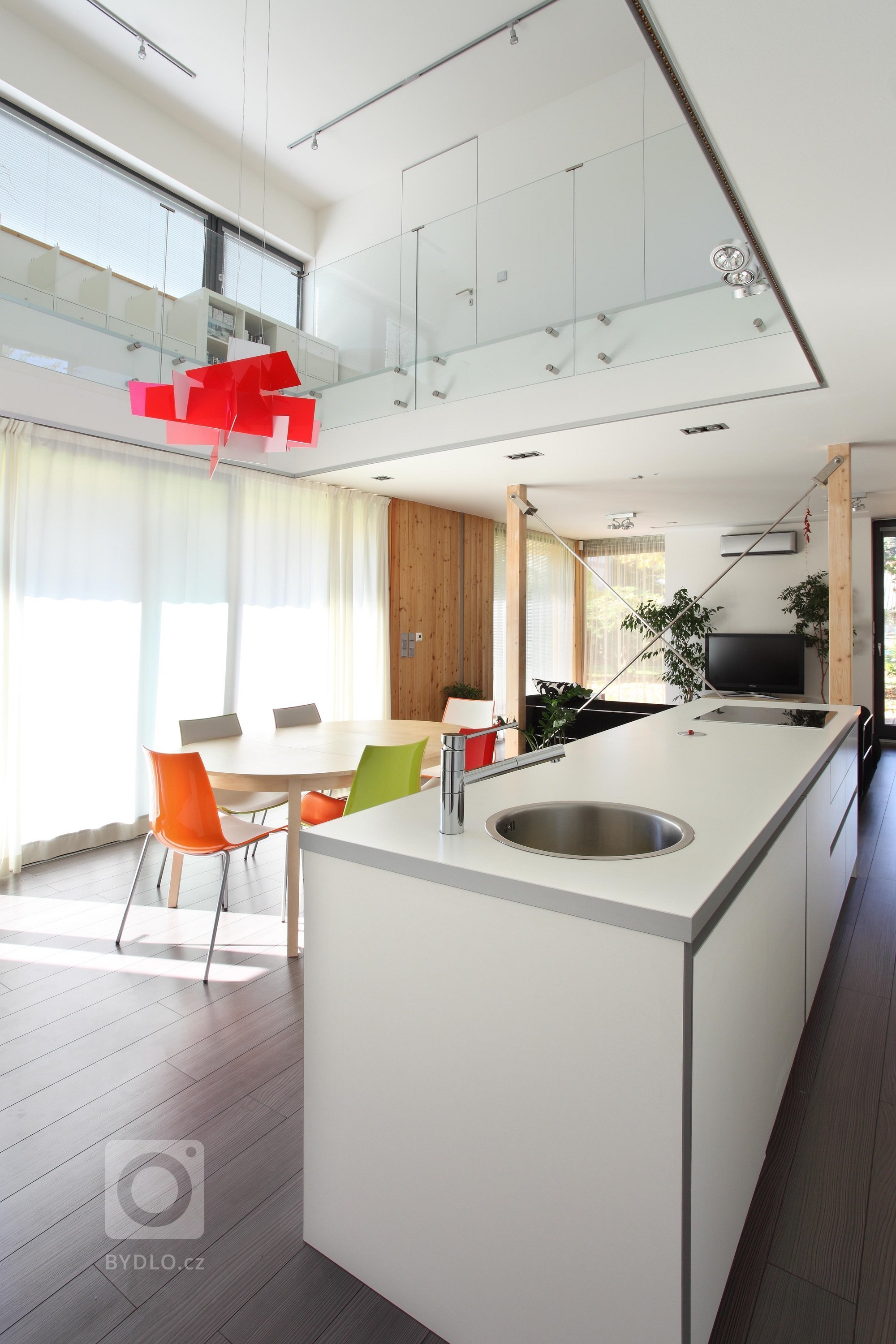 Atypická nízkoenergetická vila na první pohled zaujme poměrně masivním prvkem patra. Patro svými přesahy přirozeně stíní subtilní prosklené přízemí, které je…