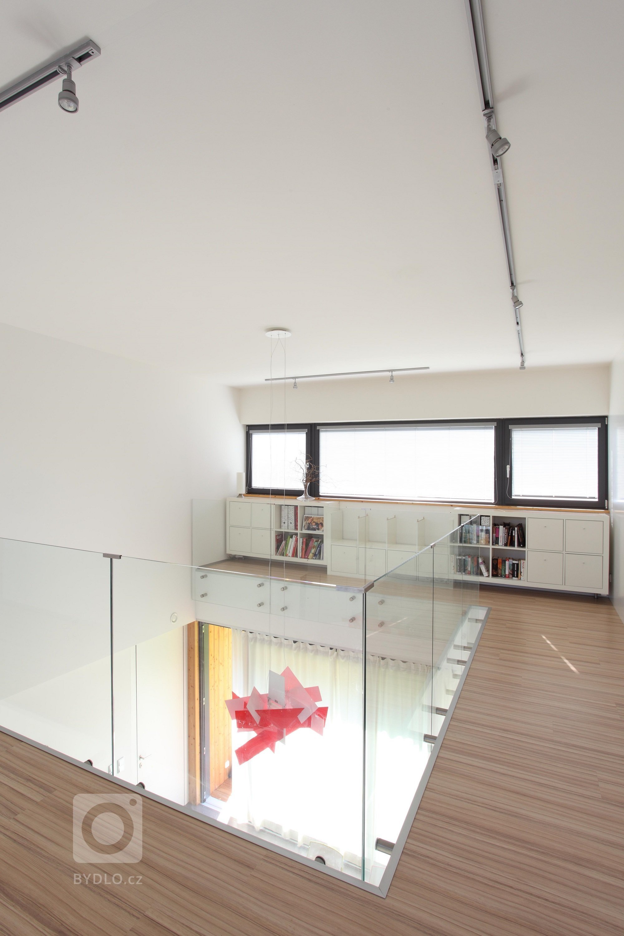 Atypická nízkoenergetická vila na první pohled zaujme poměrně masivním prvkem patra. Patro svými přesahy přirozeně stíní subtilní prosklené přízemí, které je…