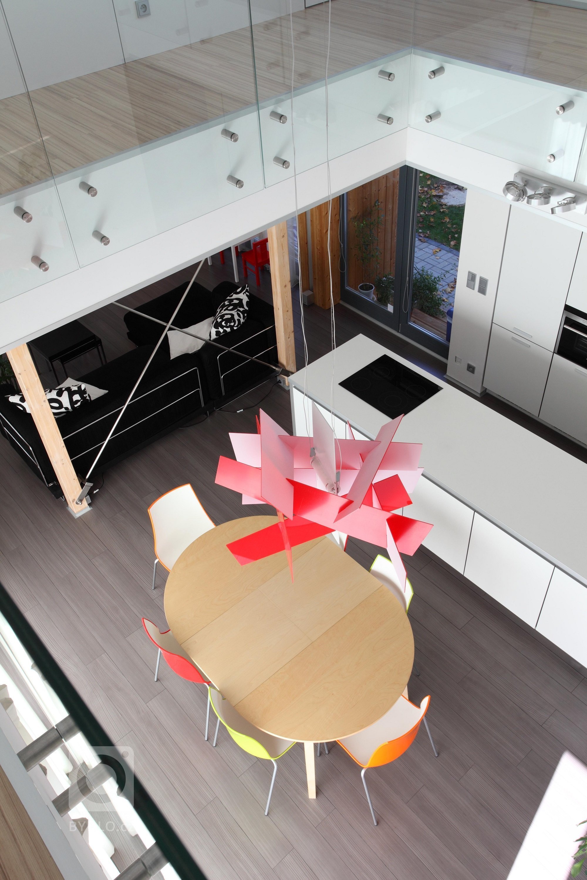 Atypická nízkoenergetická vila na první pohled zaujme poměrně masivním prvkem patra. Patro svými přesahy přirozeně stíní subtilní prosklené přízemí, které je…