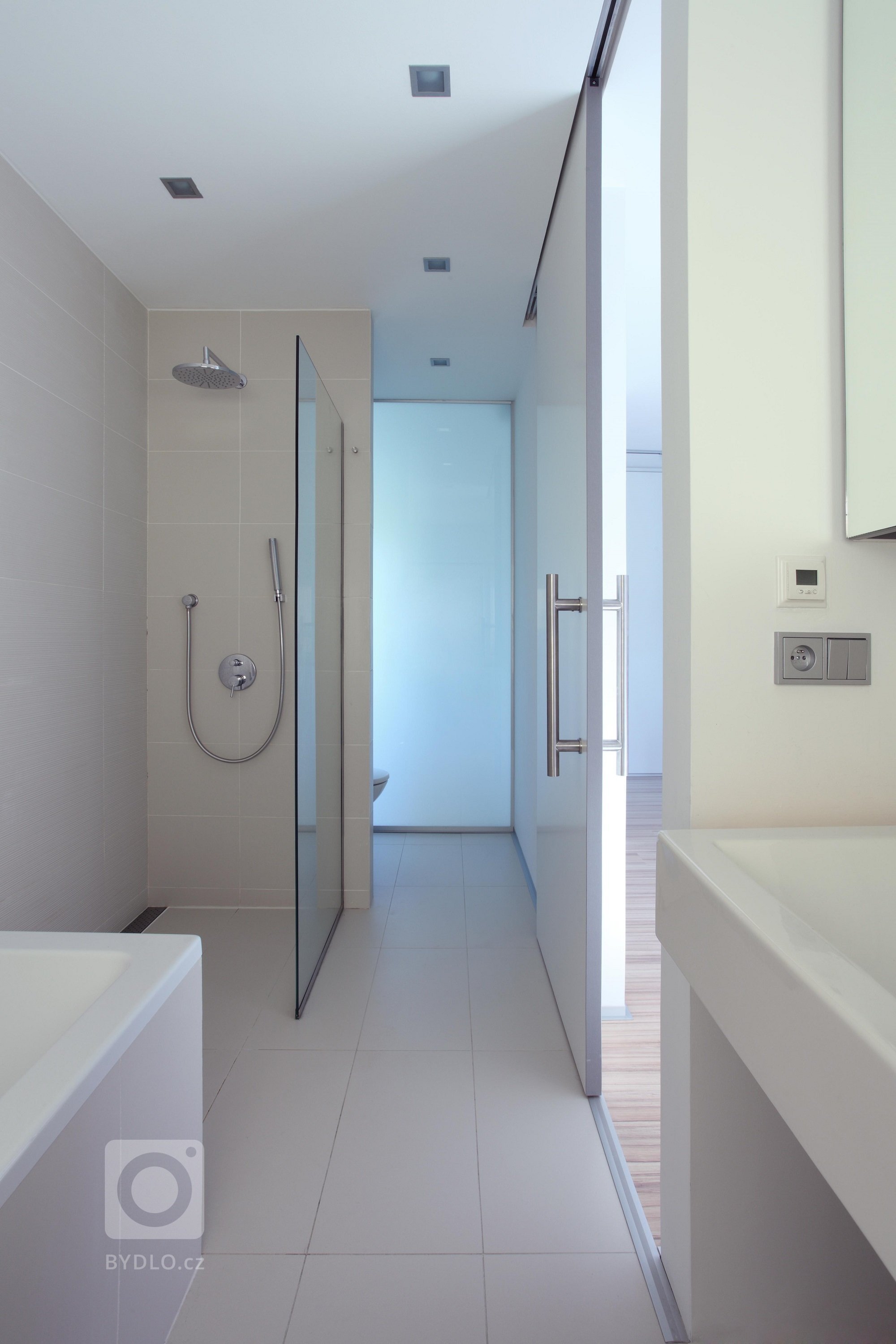 Atypická nízkoenergetická vila na první pohled zaujme poměrně masivním prvkem patra. Patro svými přesahy přirozeně stíní subtilní prosklené přízemí, které je…