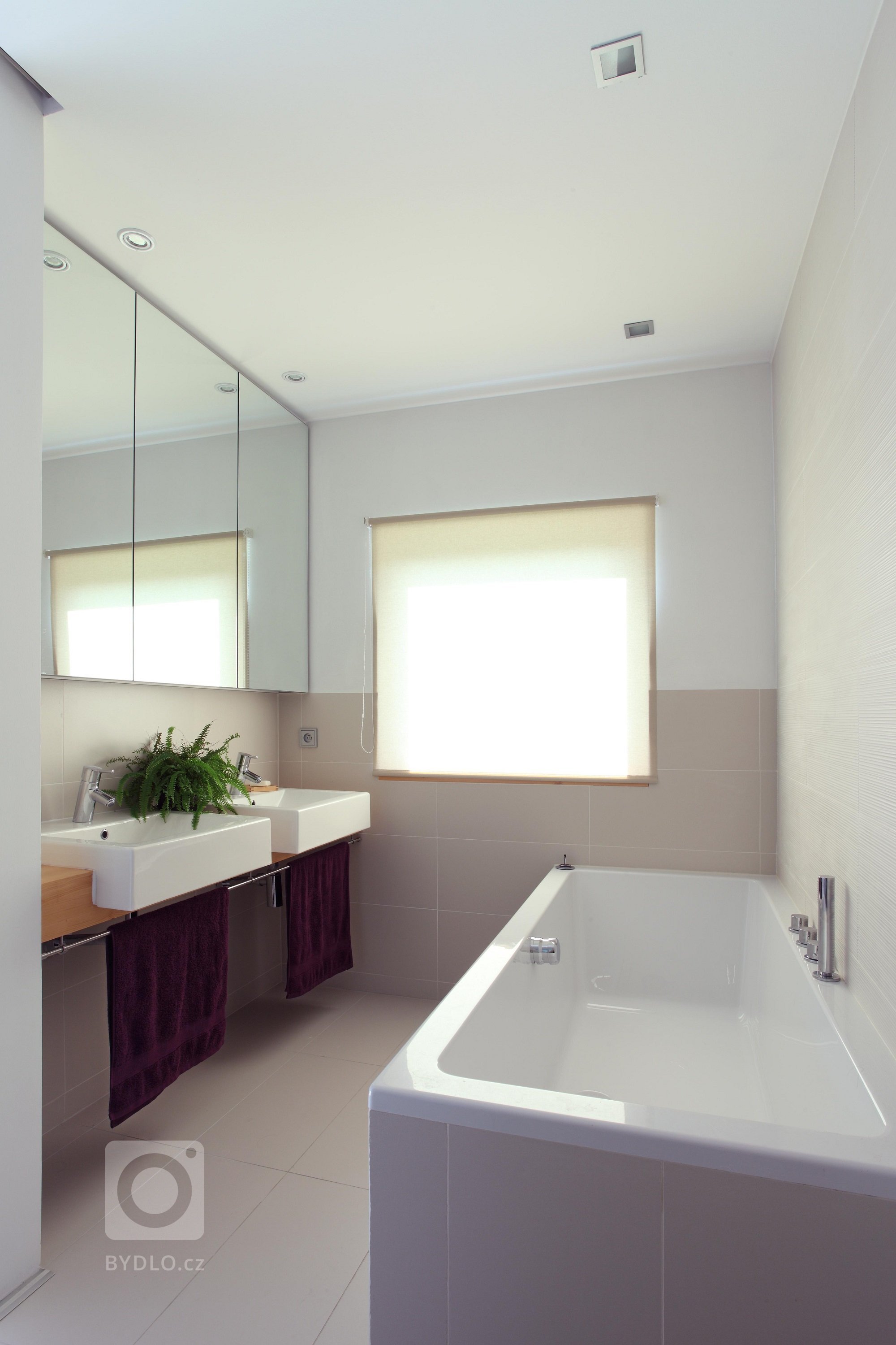 Atypická nízkoenergetická vila na první pohled zaujme poměrně masivním prvkem patra. Patro svými přesahy přirozeně stíní subtilní prosklené přízemí, které je…